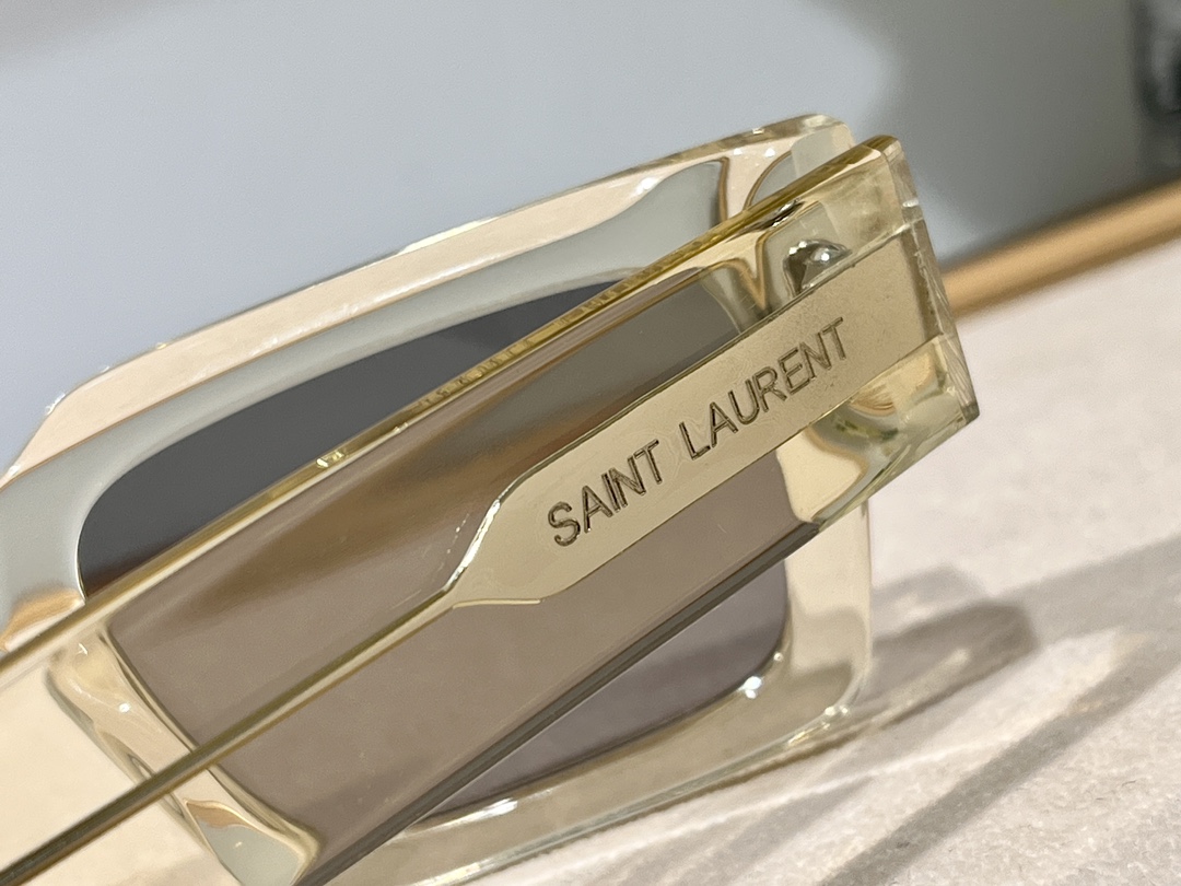  好看到没朋友
SAINT LAURN*SL572
徽标方框太阳镜
SIZE51口22-145🌟🌟🌟
