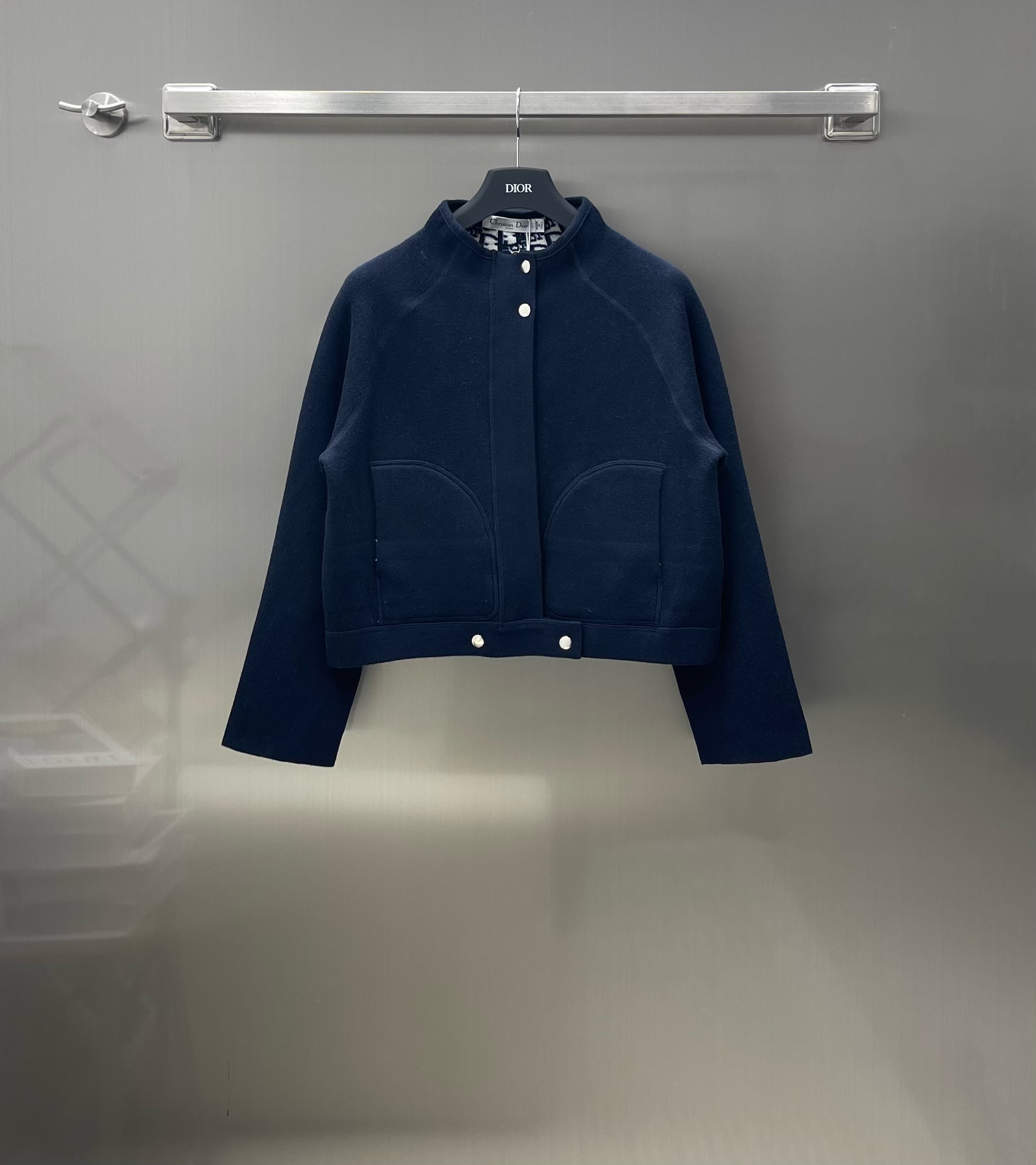 NO:696796,Dio* new arrival cashmere knitted jacket. Customized YB cashmere material weaving. Comfortable against the skin. Matched with presbyopia lining. Full of fashion. Clean and slim fit. The upper body is slim and stylish. It is extremely tolerant of the body shape. It has temperament and shows personality. It can be matched with bottoms for daily commuting. High version 2 colors, dior, jackets & coats,19860909Dio* 新品上架羊绒针织外套 定制YB羊绒材质织造 贴肤舒适 搭配老花内里 时髦感满满 利落板正修身版型 上身修身有型 极其包容身形 气质同时又彰显个性 可随意搭配下装 日常通勤都  高版本2色,,dior,jackets & coats,,Women's clothing