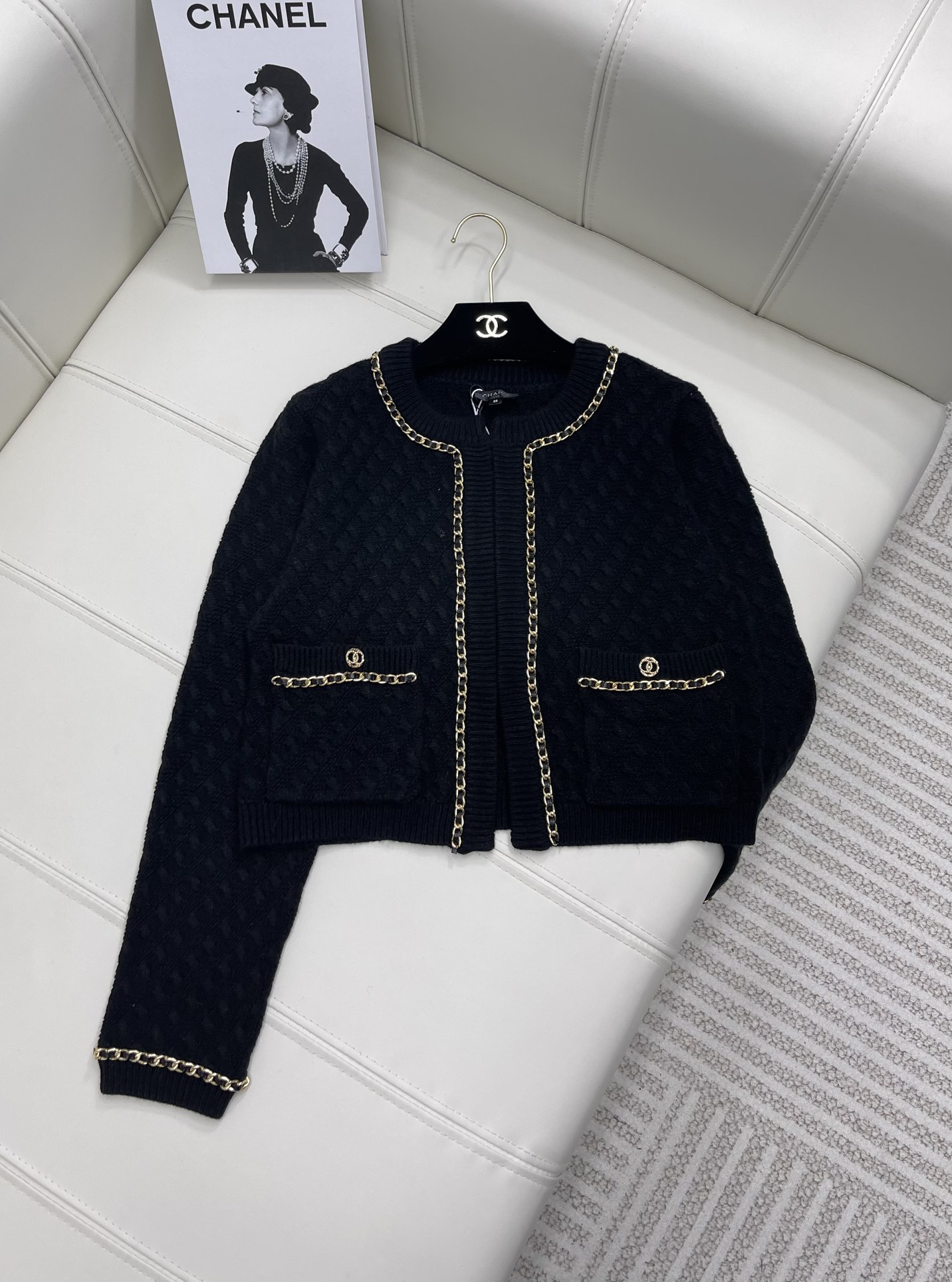 NO:696793,Chane* New product on the shelves Chain knitted jacket Customized wool yarn weaving Comfortable and soft against the skin Short elegant cardigan Decorated with metal leather chain Decorated with a small fragrance The rhombus knitted texture is full of personality Black is versatile and sweet19860909Chane* 新品上架 链条针织外套 定制羊毛纱线织造 贴肤舒适柔软 短款气质开衫 饰以金属皮革链条装饰 小香调性十足 菱格针织肌理个性十足黑色百搭甜酷 米白色温柔贵气 白富美必备 随意搭配下装  高版本2色,,chanel,jackets & coats,,Women's clothing