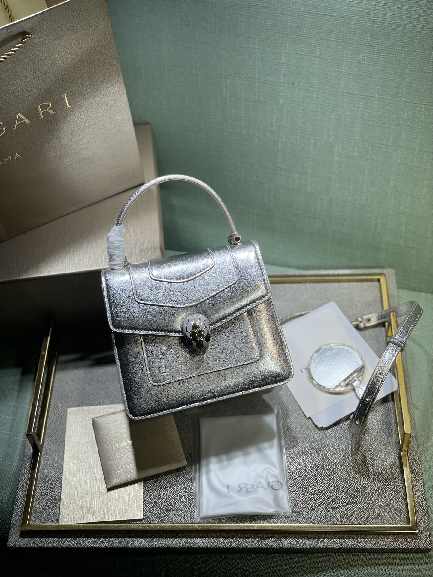 Bvlgari Borse Crossbody & Borse a Tracolla Nero Verde Argento Bianco Giallo Pelle di vitello bovina Fashion Catene