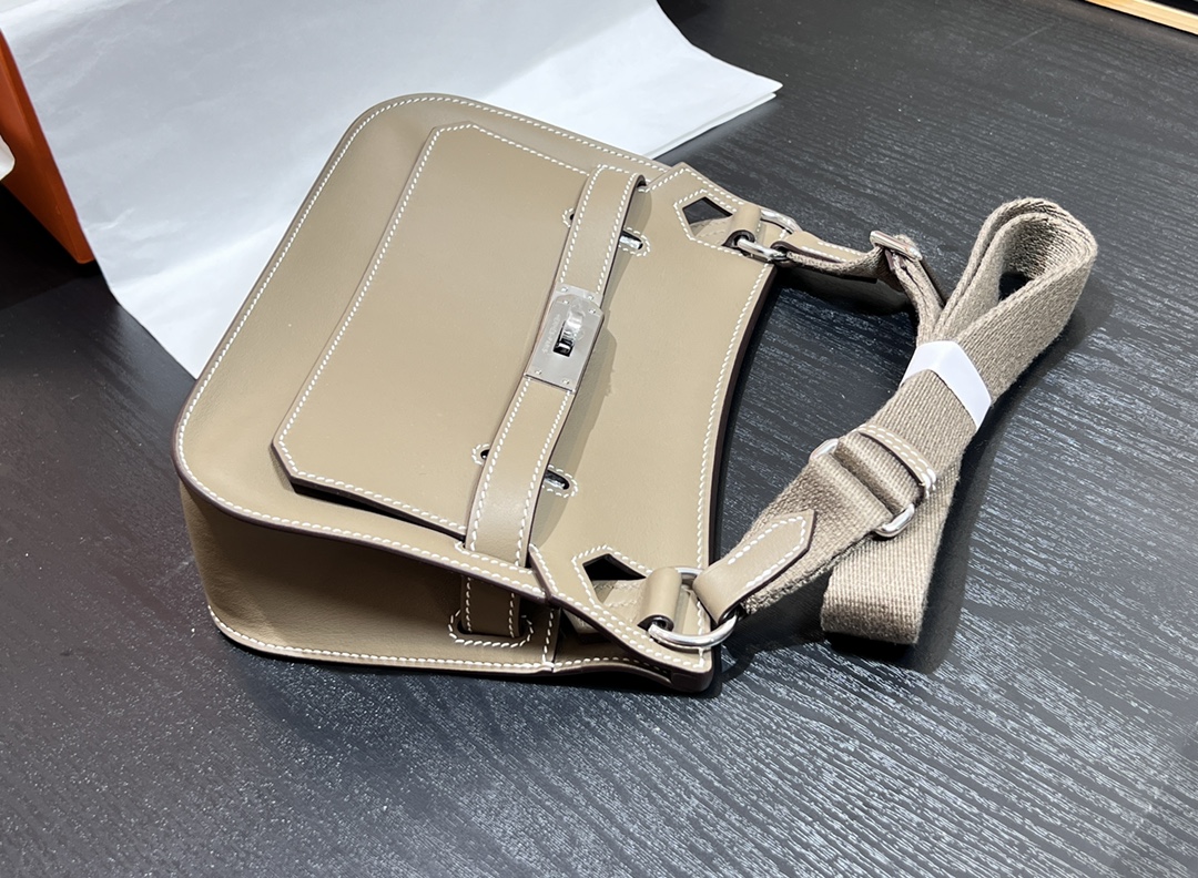 Mini Gypsiere 22cm Swift Leather Crossbody Bag with Adjustable Strap 5 i1690171565 3416 4