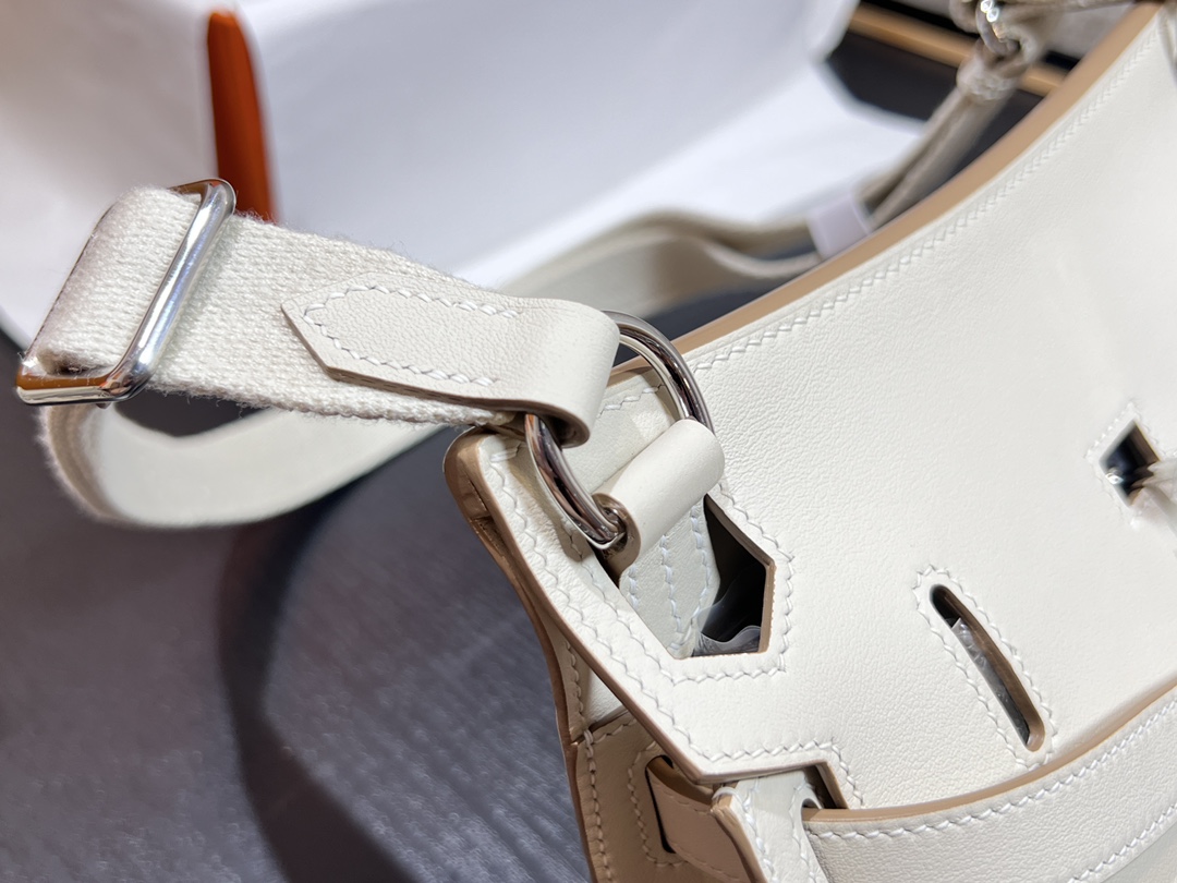 Hermes Mini Jypsiere White Swift Leather Crossbody Bag with Adjustable Strap 7 i1690172696 190 5