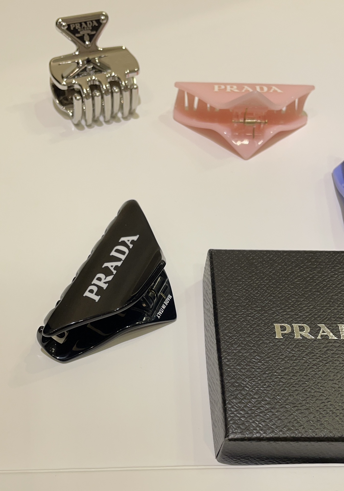 NO:816434,88168 arrived today in three colors to choose from. The new letter triangle logo hairpin grabber shark clip. School beauty Bai Fumei. Summer equipment. Any clip has a lazy and high-end feel. It looks so good. The key is that it is also very light. Children can also wear it. Three colors are available. Black, pink, blue, hairpins, Cardia high-end jewelry1986090988168今日到货三色可选 新款字母三角标发夹抓夹鲨鱼夹 校花辣妹白富美 夏日装备 随意一夹都是慵懒高级感 太好看啦 关键是重量也很轻 小朋友也可以佩戴 三色可选黑色·粉色·蓝色,,hairpins,卡迪亚高端饰品,Jewelry