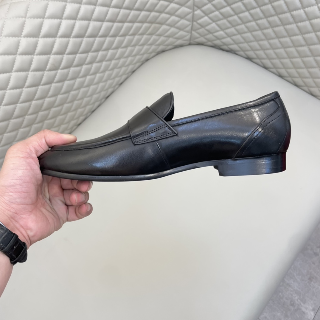 Precio de venta: P220 Forro completo de piel de vacunoMarca: DG* "Dolce & Gabbana*" Zapatos de pielM