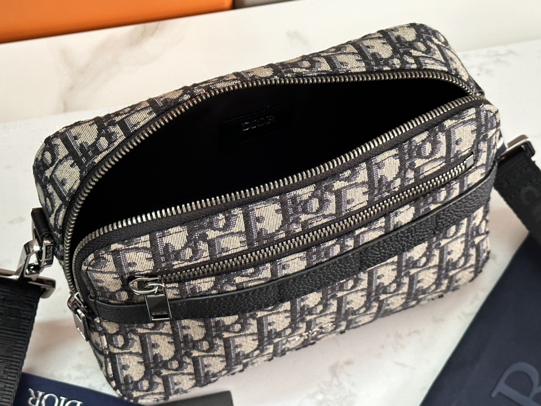 Dior Homme Oblique Canvas Camera Bag, 22x15x5cm - Iconic Style 9 i1690180931 5136 7