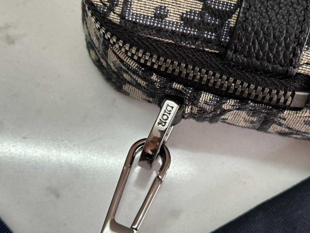 Dior Oblique Jacquard Messenger Bag with Steel Hardware - Premium Quality 4 i1690181202 2566 3