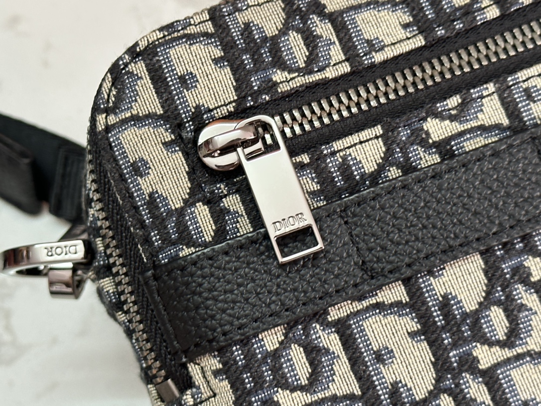 Dior Oblique Jacquard Messenger Bag with Steel Hardware - Premium Quality 2 i1690181202 2635 1