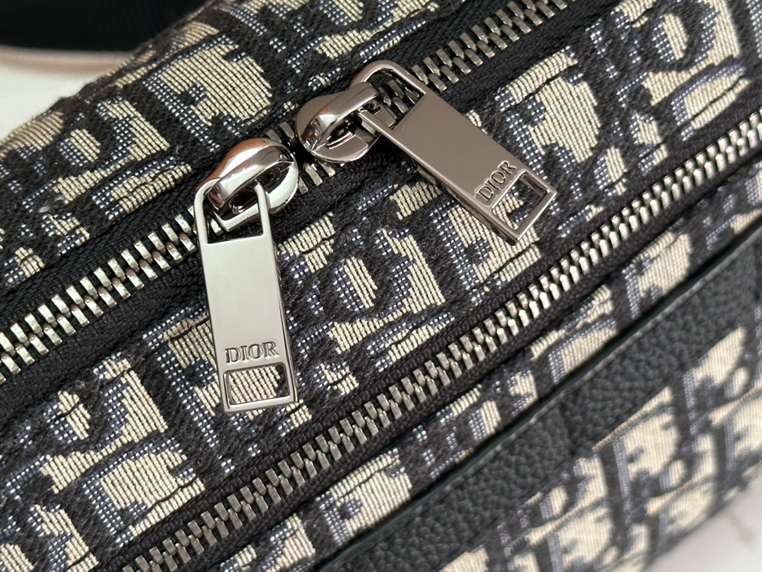 Dior Oblique Jacquard Messenger Bag with Steel Hardware - Premium Quality 5 i1690181202 3251 4
