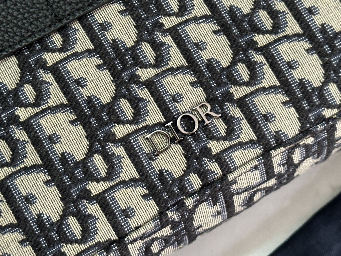 Dior Oblique Jacquard Messenger Bag with Steel Hardware - Premium Quality 1 i1690181202 8641 0