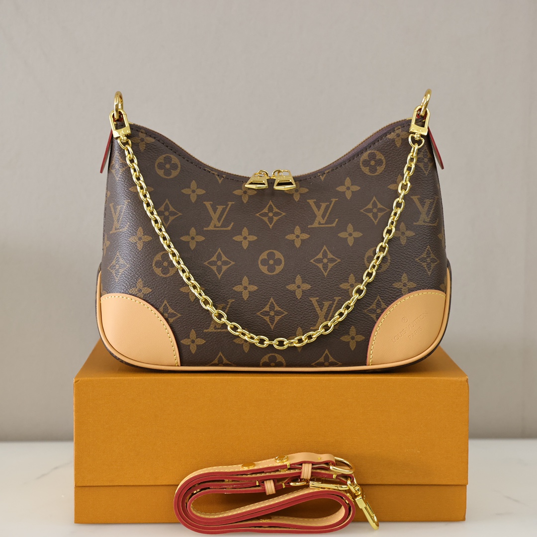 Lv Boulogne牛角包💰260
复古时髦且实用性强,简约的设计元素,加固的皮革边角,搭配链条让它的整体呈现不一样的感觉,肩带添加了可调节,多种背法,包包整体偏向年轻时尚,极具魅力的一款单品。
规格:29*16*9.5cm