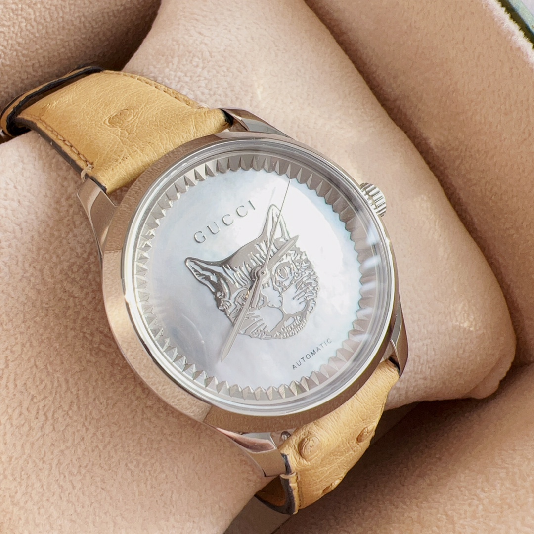 NO:388378,G-Timeless series watches, original Gucci, pure original authentic Gucci, 2019 Basel award-winning mechanical watch, equipped with automatic original Swiss SW200 automatic winding movement, anti-reflective sapphire glass, genuine leather ostrich leather strap. It uses transparent mother pearl surface, so the watch movement can be viewed through the surface, and is decorated with silver Tmall and spire snake patterns. Dial 38mm, stainless steel case, replaceable wisteria and light brown ostrich leather strap, waterproof performance 5 ATM (160 feet / 50 meters), wrist size is adjusted between 161 mm and 203 mm.,,gucci,gucci,stuart weitzman, ostrich skin19860909批.G-Timeless系列腕表,original Gucci,纯原正品古驰,2019巴塞尔获奖机械表,搭载自动原装Swiss SW200自动上弦机芯,防反射蓝宝石玻璃,真皮正的鸵鸟皮表带.采用透明母贝珍珠表面,因此可透过表面欣赏到腕表机芯,同时饰有银色天猫和灵蛇图案.表盘38mm,精钢表壳,可更换式紫藤色和浅棕鸵鸟皮表带,防水性能5 ATM (160英尺 / 50米),手腕尺寸在161毫米到203毫米之间调节.,,gucci,gucci,stuart weitzman,ostrich skin,Watch