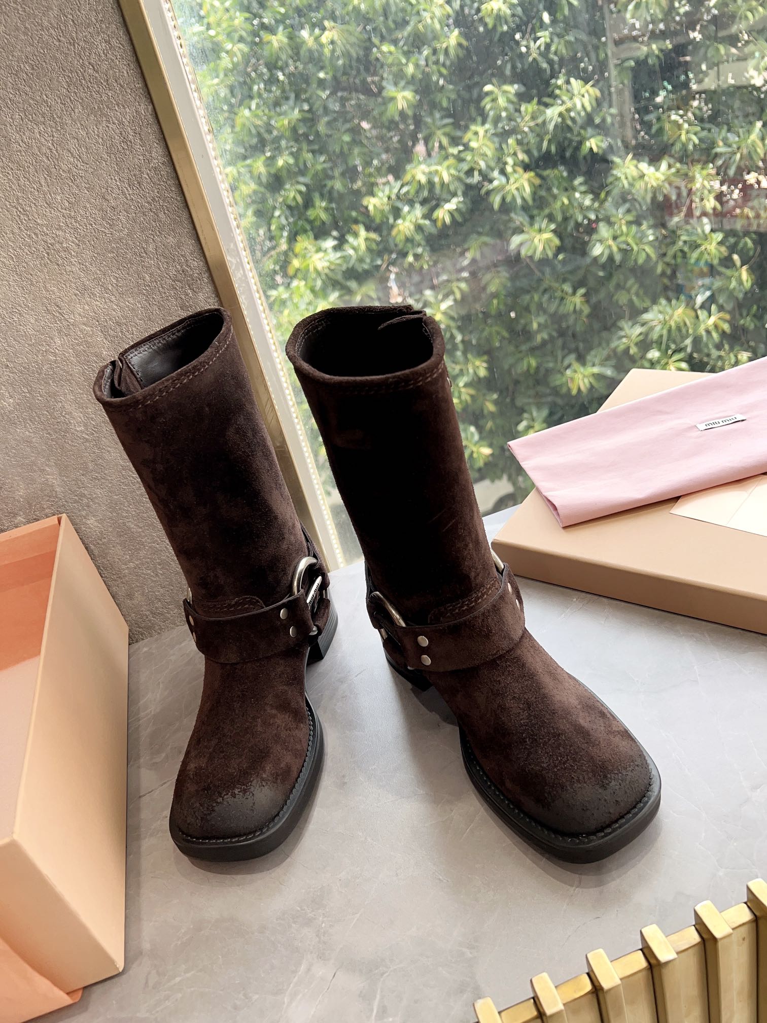 NO:467318,Top version purchasing level 8-inch cowhide 450 open edge beads 510 matte, out-of-stock king's hot product, Miumiu Miserable autumn and winter limited catwalk style, a pair of retro western denim metal buckle boots, looks good no matter how you wear this summer fashionista favorite, not very comfortable to wear, super comfortable to wear, super heavy, each pair is unique and non-fitting color effect, imported custom cowhide (not ordinary veneer easily breaks) inner cowhide (the whole piece is not broken) Size 35-40 (40 customization) Size 35-39# (40. Custom made without return), boots, miumiu, boots, cowhide19860909顶级版本代购级别 8寸牛皮450开边珠510磨砂 断货王爆款 Miumiu谬谬秋冬限量走秀款一双封神复古西部牛仔金属扣长筒靴 怎么穿都好看今夏时髦精最爱 看起来不怎么舒服 上脚超级舒服 超级重每一双都是独一无二不对寸的擦色效果 面料进口定制牛皮（非普通贴皮易断裂） 内里牛皮（整块内里无断开） 尺码35-40(40定制) 码数35-39#（40.订做不退换）,靴子,miumiu,boots,cowhide,Women's Shoes