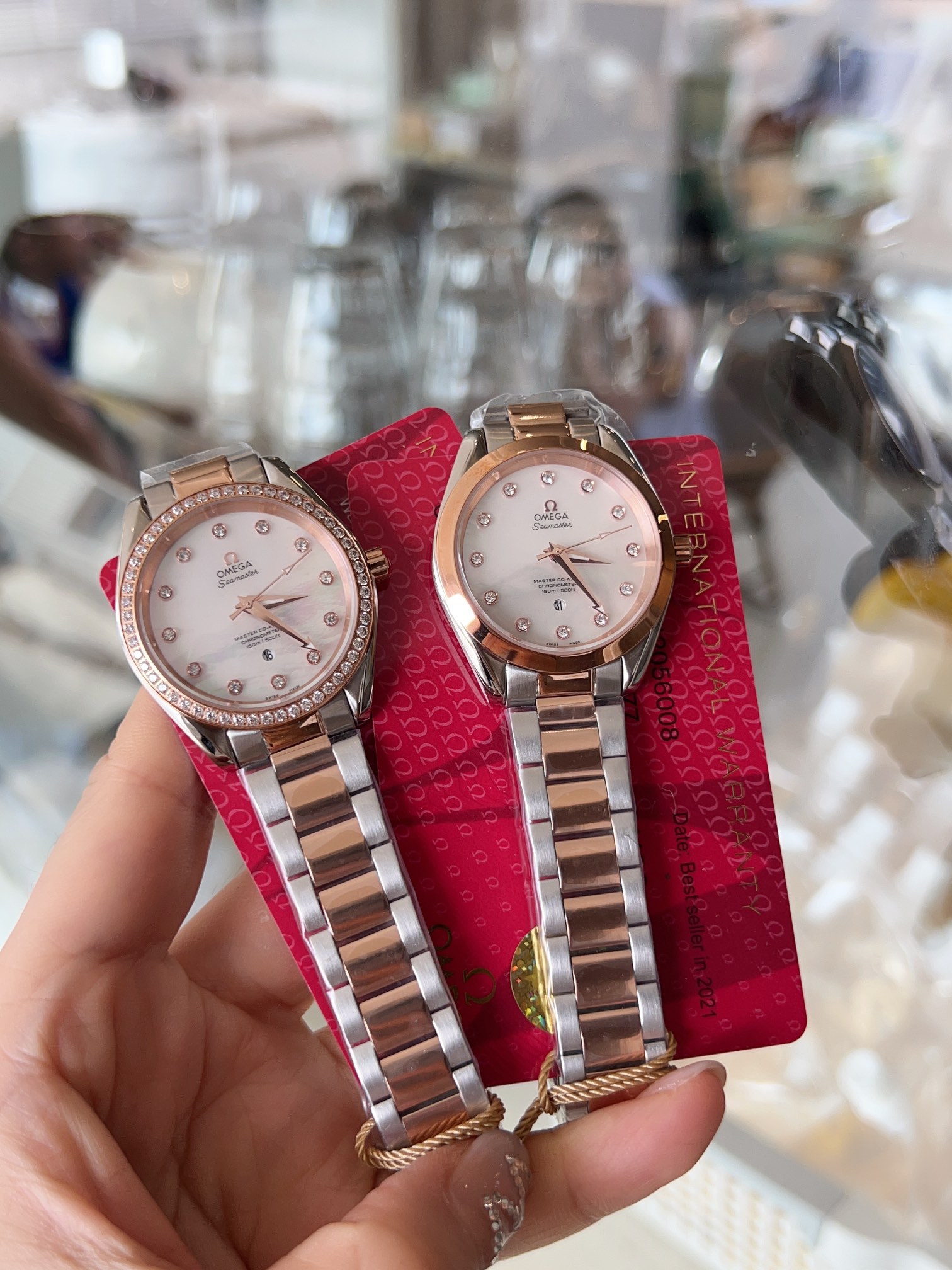 新品欧米茄海马系列 💰580钻石圈💎➕20🍀 专柜爆款,独家首发! 欧米茄海马系列Aqua Terra女士腕表环镶璀璨美钻,诠释精致迷人风范。 这款精钢腕表采用对称设计34mm表径,厚度8mm,非常秀气、精美绝伦!配备有光泽的深海珍珠贝表盘,12枚圆点镀铑小时刻度。指针亦经过镀铑处理,表背于波纹背景之上浮雕欧米茄海马徽章图案。🍀🍀🍀