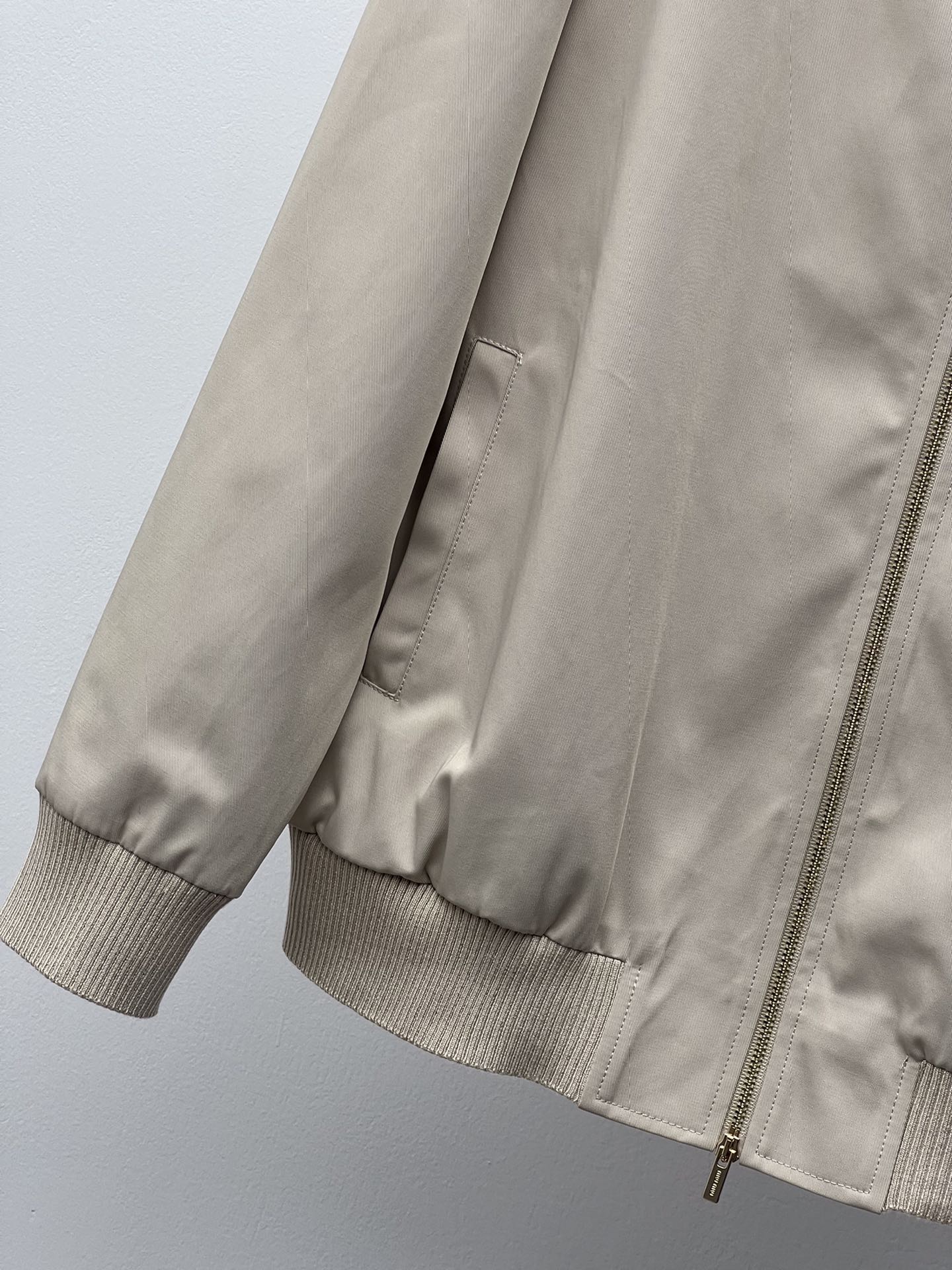 miumi*棉质夹克外套这款棉质夹克诠释休闲简约又不失精致的风格罗纹针织衣领和袖口饰边彰显运动风设计标志