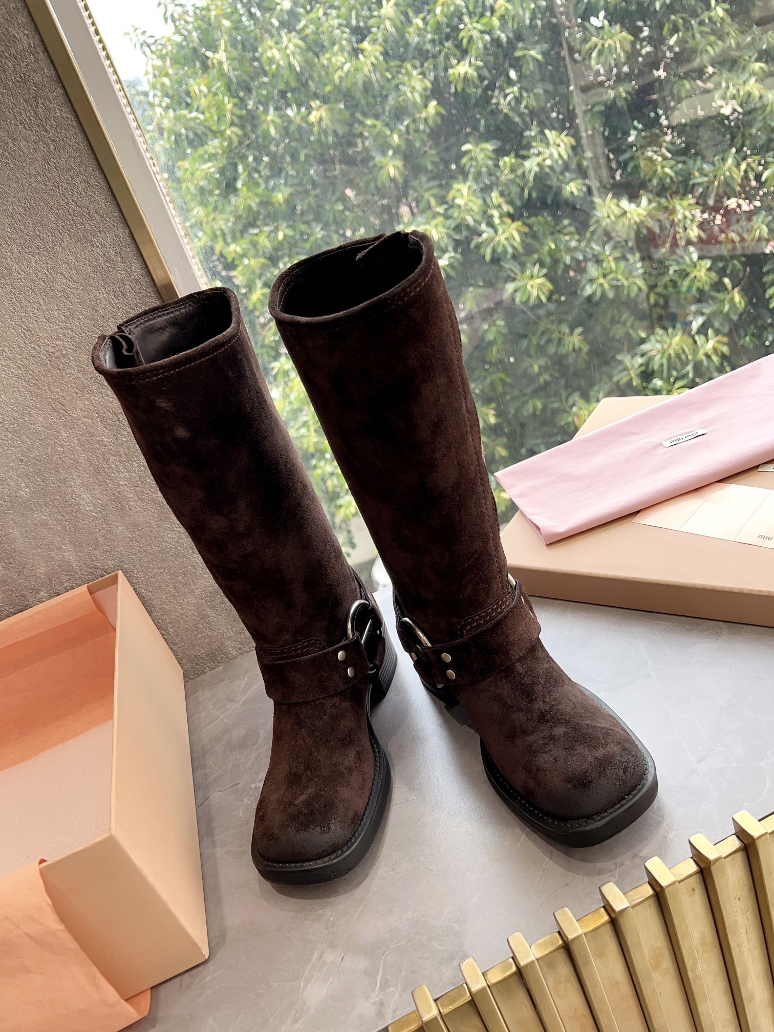 NO:467332,Top version Purchase level Cowhide 550, 620, matte, out-of-stock king's hot product, Miumiu Miserable autumn and winter limited catwalk style, a pair of retro western denim metal buckle boots, looks good no matter how you wear this summer fashionista favorite, not very comfortable to wear, super comfortable to wear, super heavy, each pair is unique color-touching effect, imported custom cowhide (not ordinary veneer easily breaks) Inner cowhide (the whole piece is not broken) Size 35-40 (40 customization) Size 35-39# (40. Custom made without return), boots, miumiu, boots, cowhide19860909顶级版本 代购级别 牛皮550 开边珠620 磨砂 断货王爆款 Miumiu谬谬秋冬限量走秀款一双封神复古西部牛仔金属扣长筒靴 怎么穿都好看今夏时髦精最爱 看起来不怎么舒服 上脚超级舒服 超级重每一双都是独一无二不对寸的擦色效果 面料进口定制牛皮（非普通贴皮易断裂） 内里牛皮（整块内里无断开） 尺码35-40(40定制) 码数35-39#（40.订做不退换）,靴子,miumiu,boots,cowhide,Women's Shoes