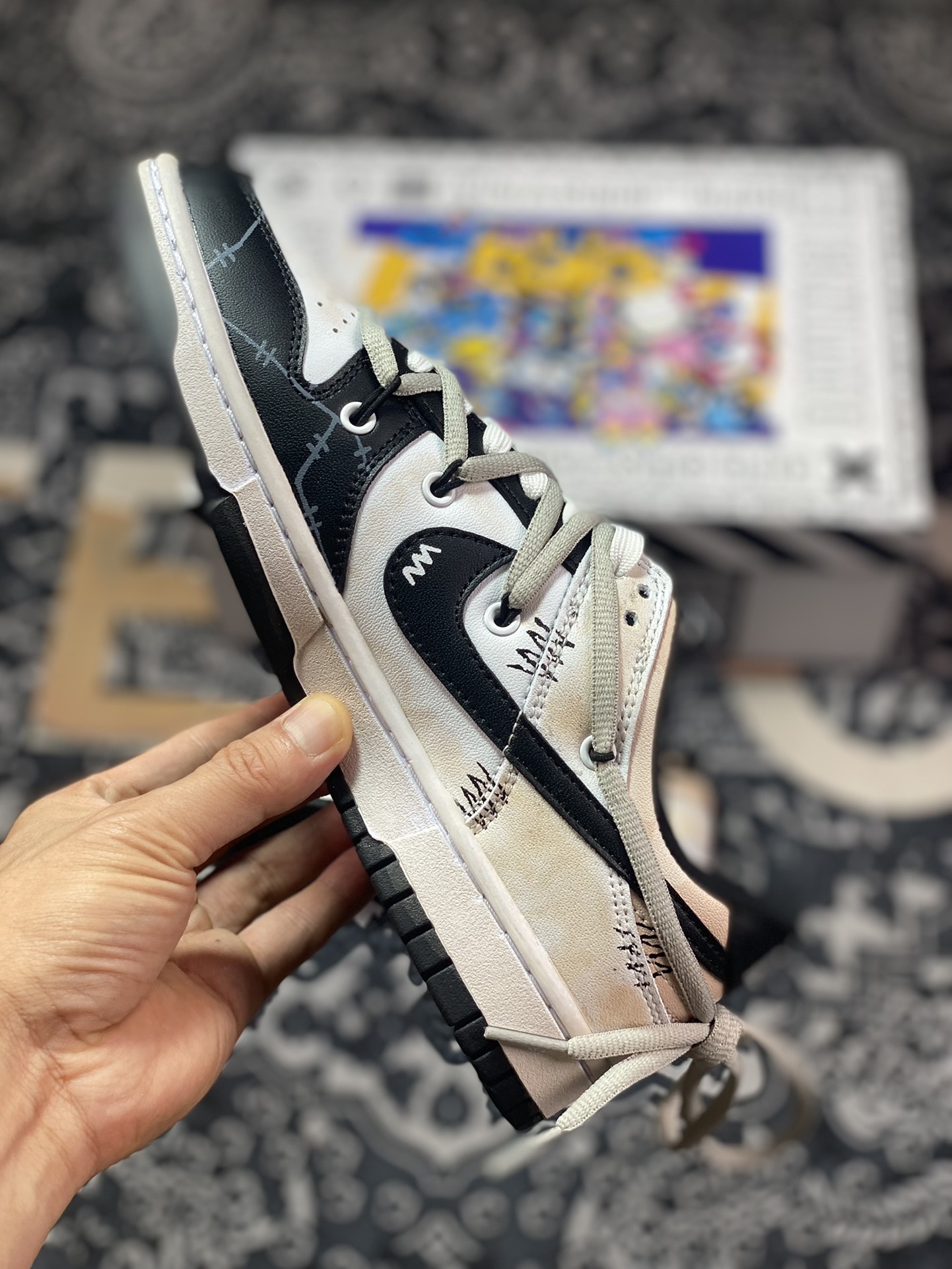 Customized sneakers NK Dunk Low Da Vinci Customized CW1590-100