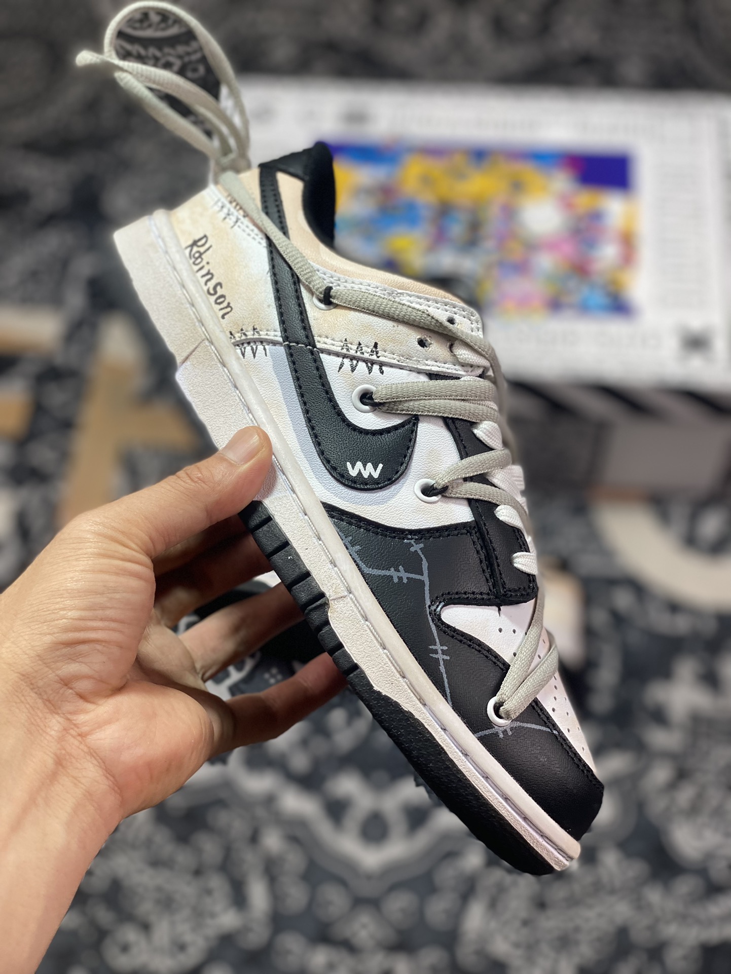 Customized sneakers NK Dunk Low Da Vinci Customized CW1590-100