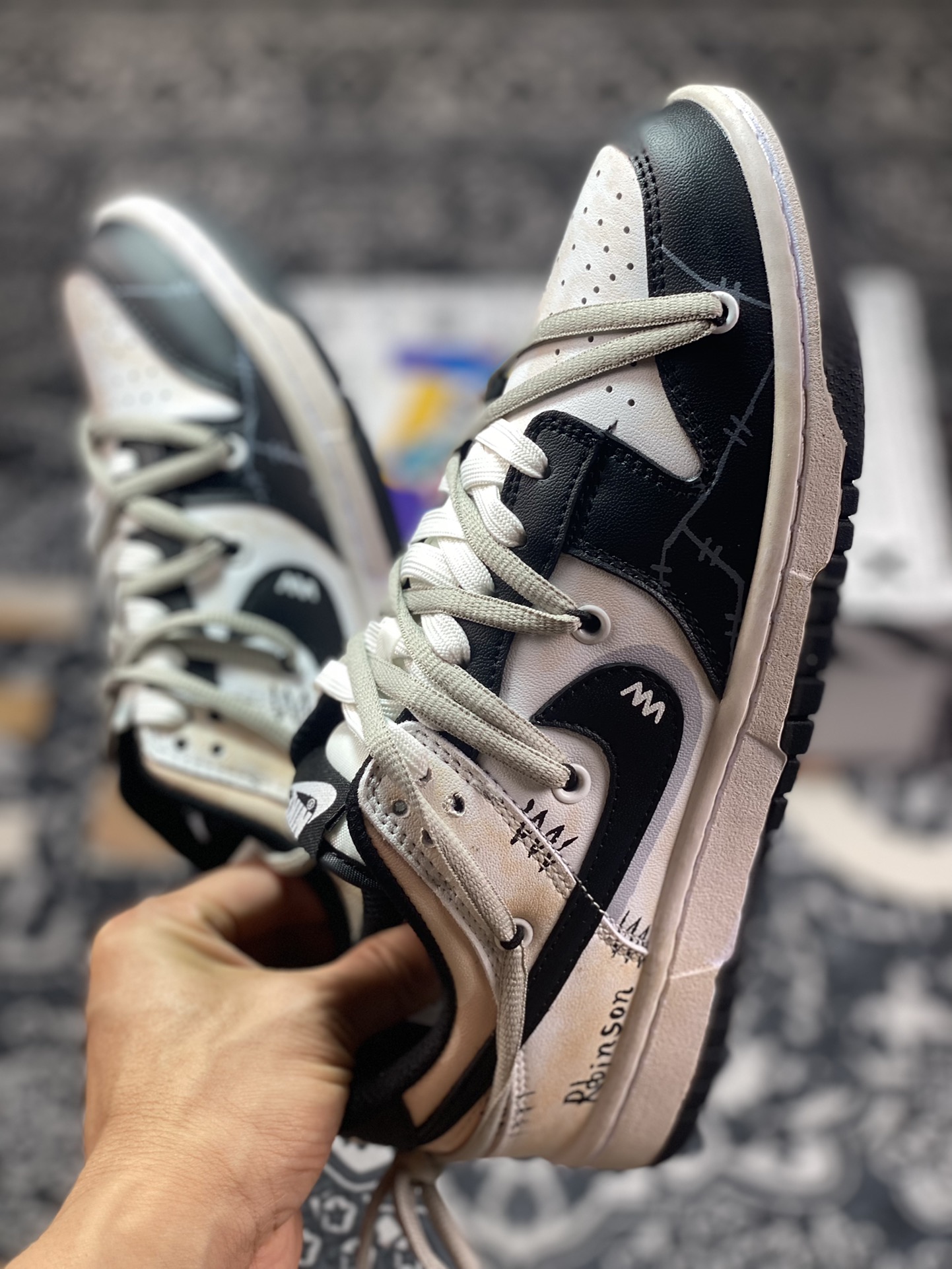 Customized sneakers NK Dunk Low Da Vinci Customized CW1590-100