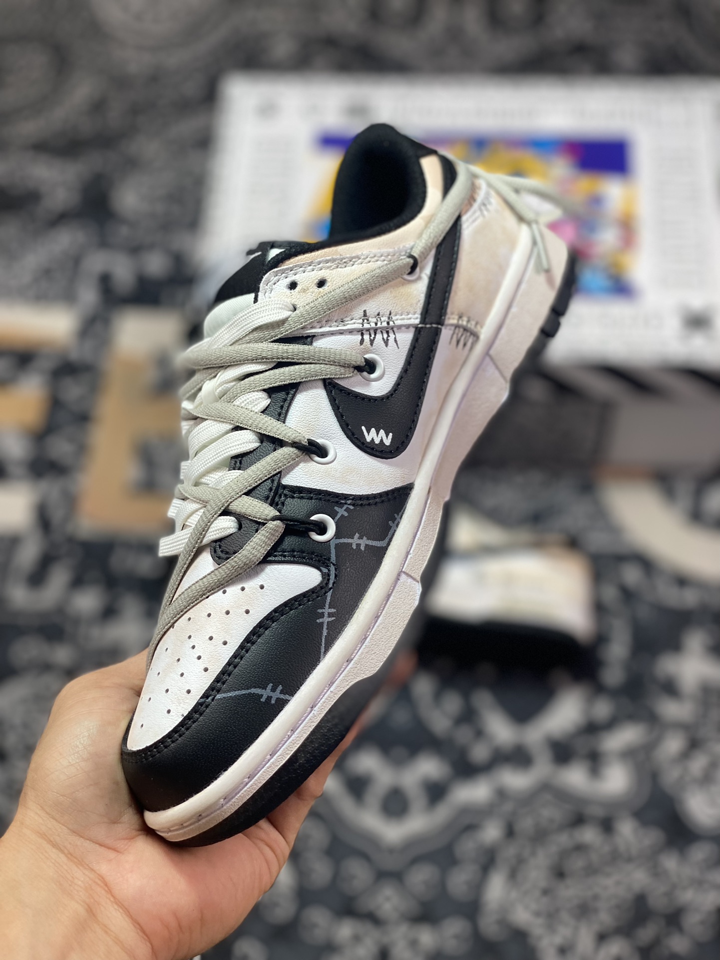 Customized sneakers NK Dunk Low Da Vinci Customized CW1590-100