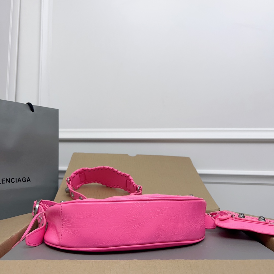 Fashion Review: Balenciaga’s Red Moon Bag and Dumpling Bag Collection - 图片 4