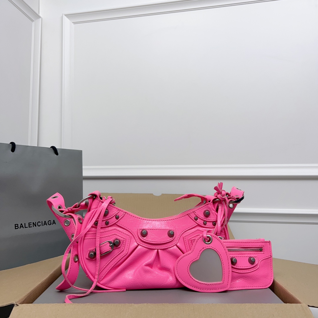 Fashion Review: Balenciaga’s Red Moon Bag and Dumpling Bag Collection - 图片 5
