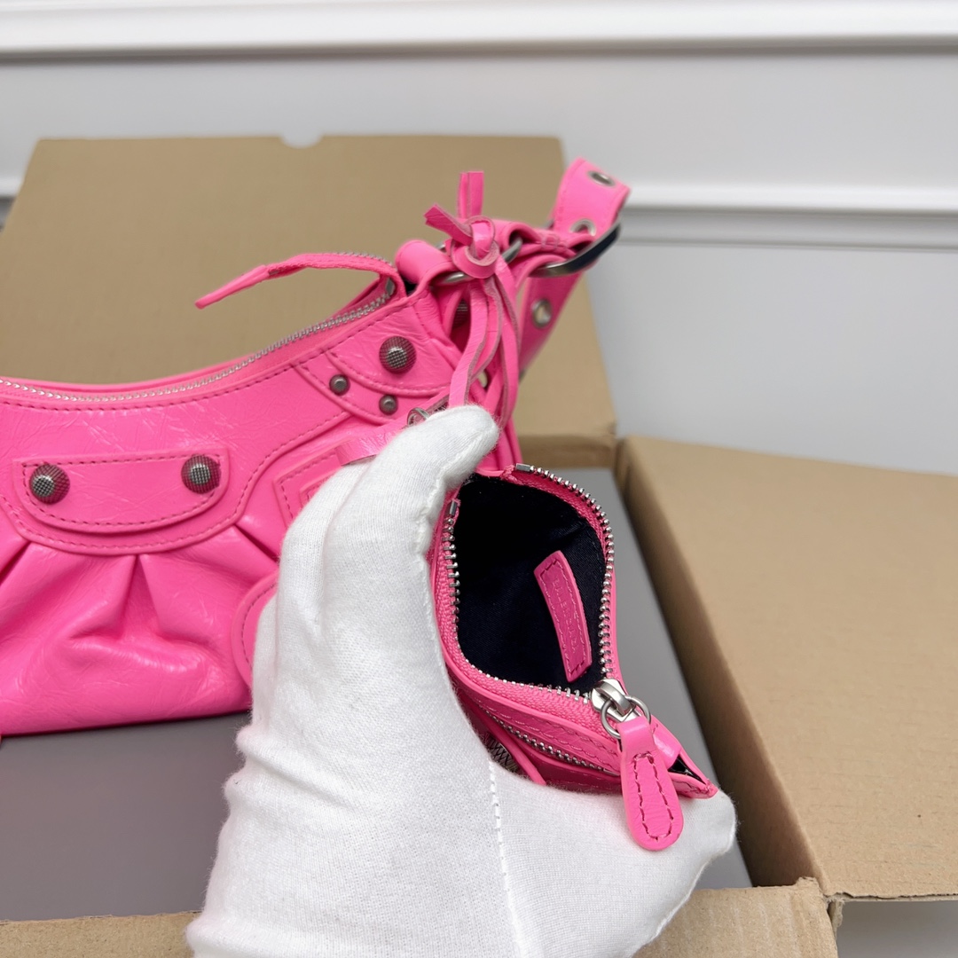 Fashion Review: Balenciaga’s Red Moon Bag and Dumpling Bag Collection - 图片 6