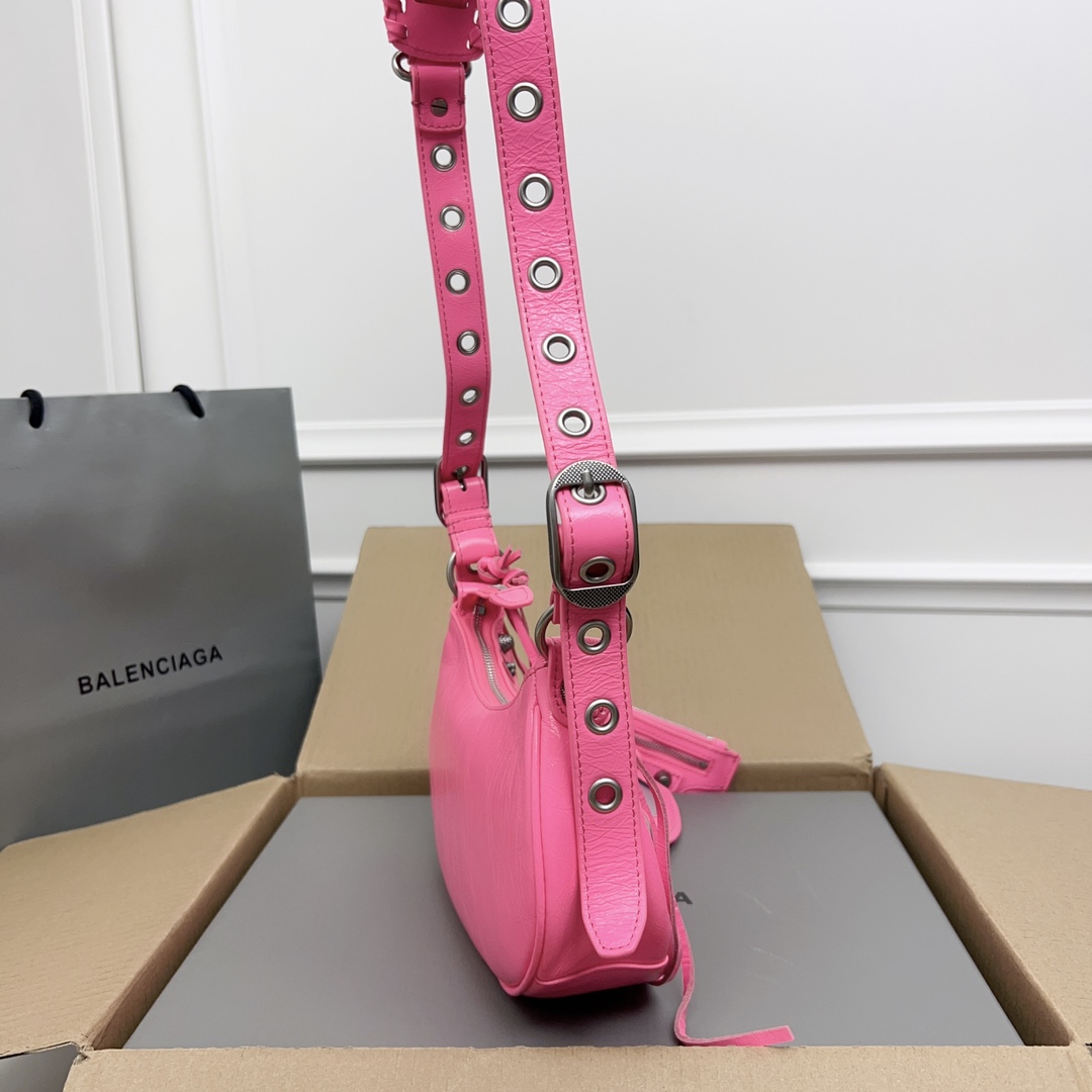 Fashion Review: Balenciaga’s Red Moon Bag and Dumpling Bag Collection - 图片 3
