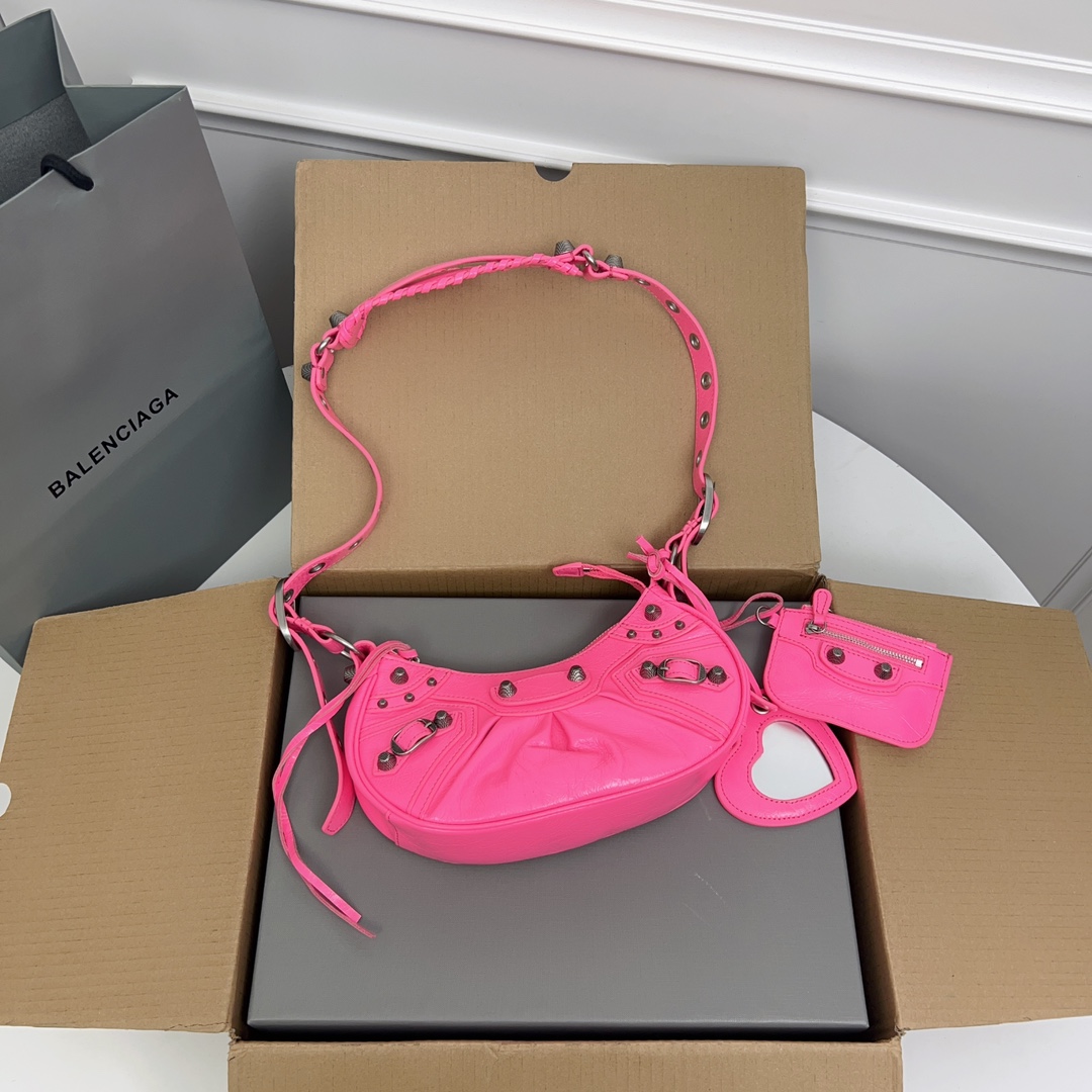 Fashion Review: Balenciaga’s Red Moon Bag and Dumpling Bag Collection - 图片 9