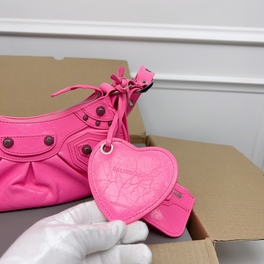 Fashion Review: Balenciaga’s Red Moon Bag and Dumpling Bag Collection - 图片 7
