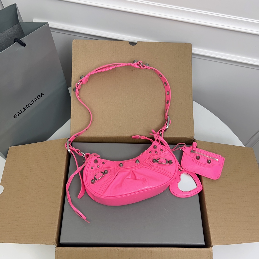 Fashion Review: Balenciaga’s Red Moon Bag and Dumpling Bag Collection - 图片 1