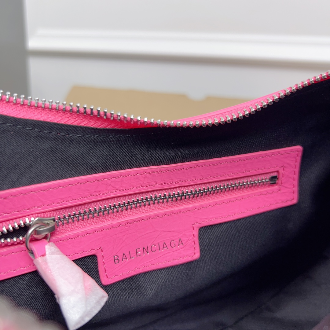 Balenciaga Le Cagole Bike Bag: Retro Boldness with Classic Twist and Modern Details - 图片 9