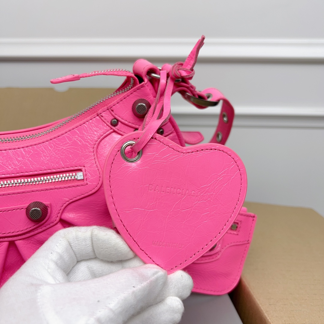 Balenciaga Le Cagole Bike Bag: Retro Boldness with Classic Twist and Modern Details - 图片 6