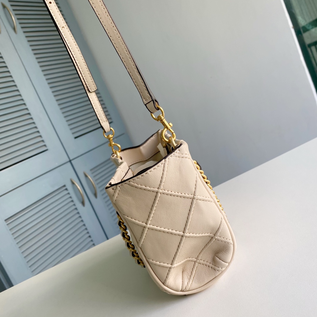 Tory Burch ～TB新款Fleming迷你手拎斜挎包 迷你号 选用柔软羊皮精心打造 焕新融入菱形褶饰