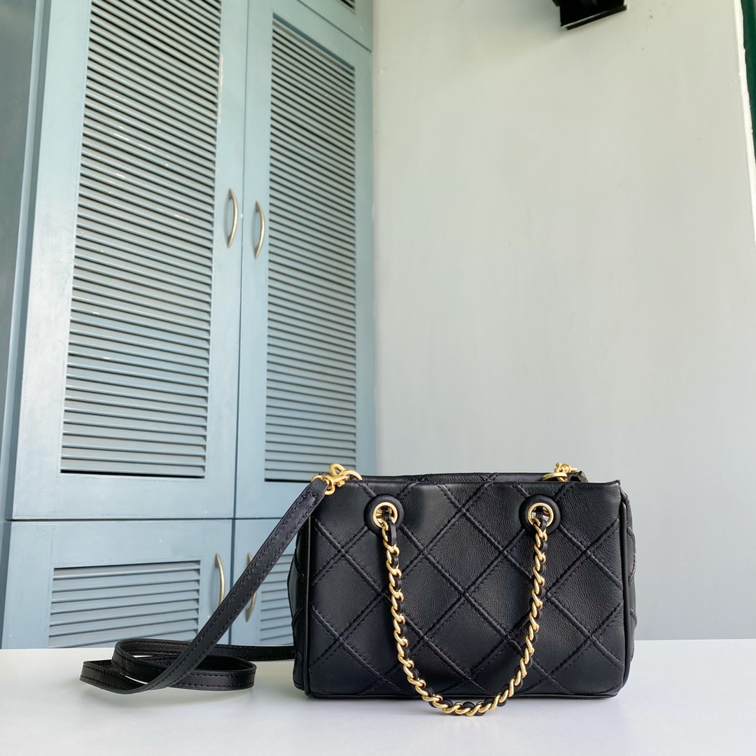 Tory Burch ～TB新款Fleming迷你手拎斜挎包 迷你号 选用柔软羊皮精心打造 焕新融入菱形褶饰