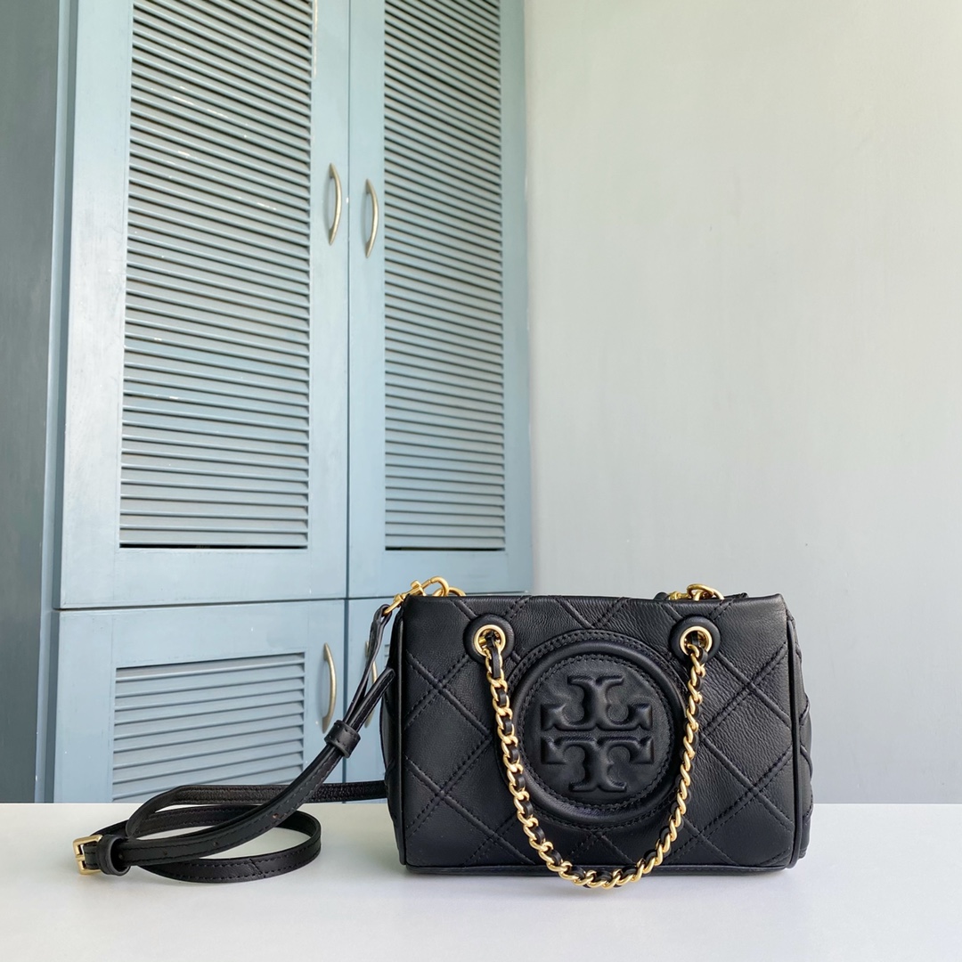 Tory Burch ～TB新款Fleming迷你手拎斜挎包 迷你号 选用柔软羊皮精心打造 焕新融入菱形褶饰