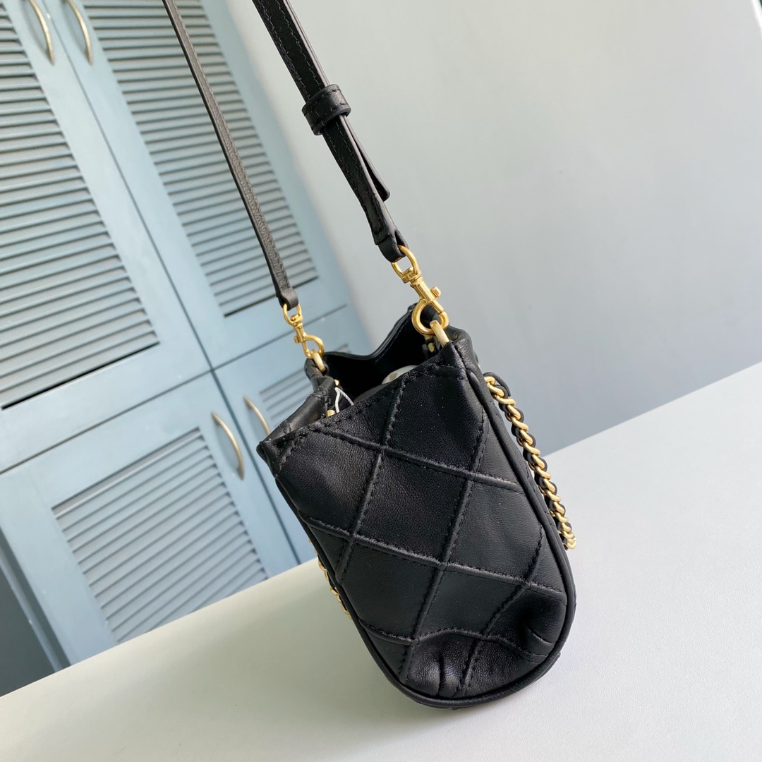 Tory Burch ～TB新款Fleming迷你手拎斜挎包 迷你号 选用柔软羊皮精心打造 焕新融入菱形褶饰