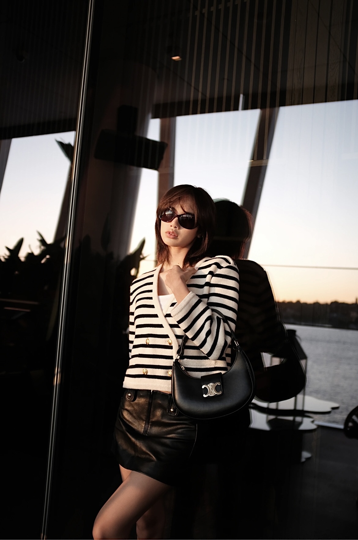 Celine Black upper body picture, the same style as Lisa Zhang Tianai, the black gold texture is absolutely stunning