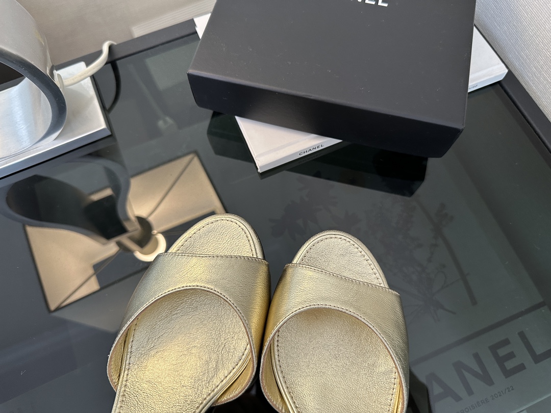 Chanel 23A Slingback Heels - Gold Leather with Chain Detail 7 i1690201786 8921 5