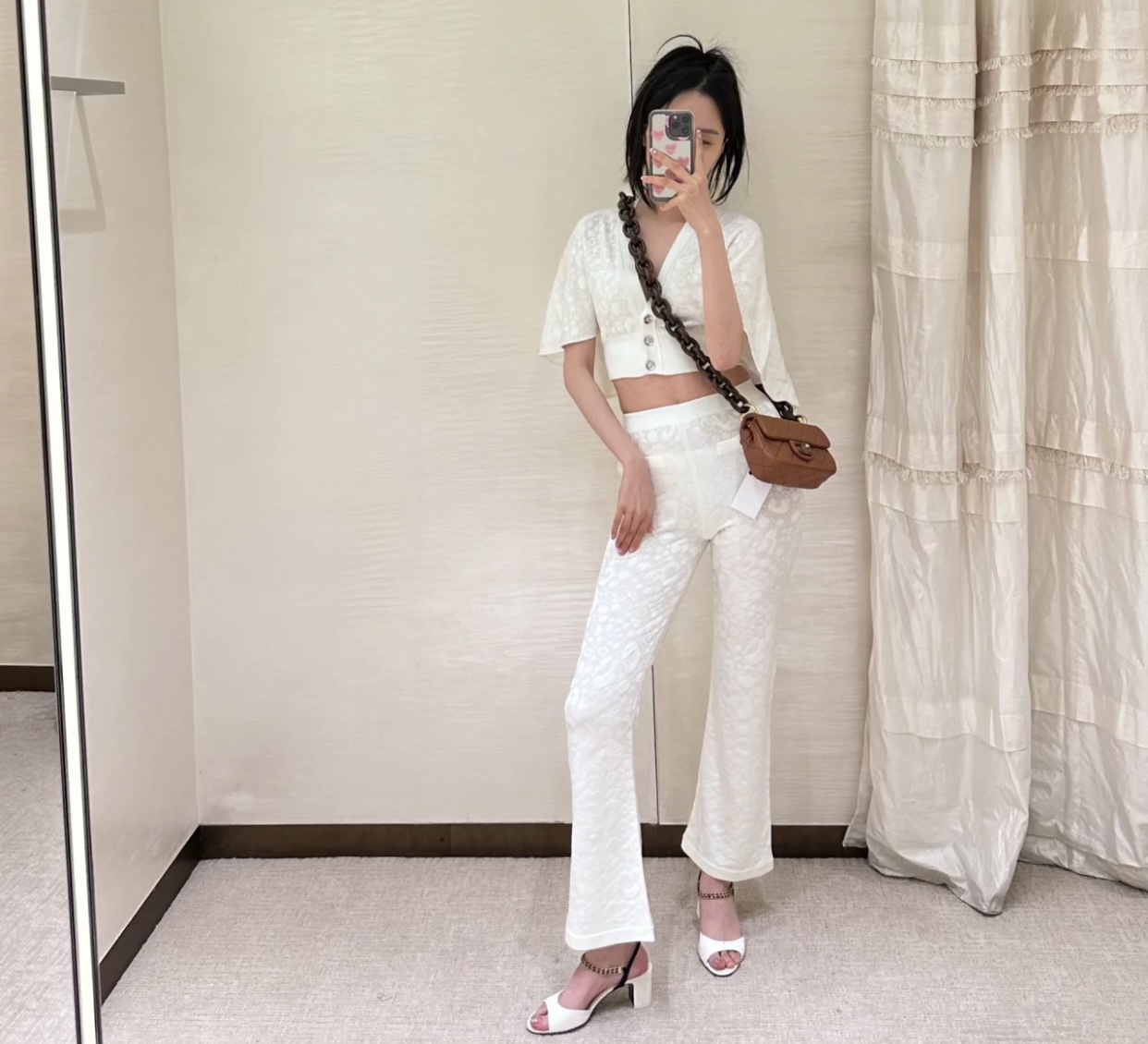 NO:248678,*A Sandals Counter [authentic grade] version!  !  The counter is purchased for 10,200!  !  !  The big hit, the counter has been snatched up this season~~ This high heel is so unique and very beautiful, and it must be its wardrobe this year!  Coco sisters must enter~~ This series is now available!  !  !  The top-quality materials and craftsmanship in Italy, and the authentic products can be compared in various details. You can compare the authentic products in the counter at will!  [Exclusive counter-level version of the entire network] Focus on exquisite craftsmanship, showing the wiring is more meticulous and meticulous, surpassing the authentic products, and the counters in the entire network support inspection and comparison, and support package return and replacement. Official catalog Numbers 35-40 are all equipped with authentic Italian packaging, including counter inspection chip cards, high heels, sandals, sandals, high heels19860909*A凉鞋 专柜【正品级】版本！！ 专柜以10200购入！！！大爆款,专柜这季高跟被爆抢啦～～这款高跟鞋太神仙了,很独特也很lady上脚美的不要不要的,今年衣橱的to肯定属它了！coco姐妹们一定要入啦～～本系列现已登陆发售！！！全意大利顶级材质工艺,各处细节正品对比,均可随意对比专柜正品！【全网独家专柜级版本】聚焦精湛工艺,展现走线更是精工细作,超越正品,全网专柜支持验货对比,支持包退包换. 官方目录 码数35-40 均配有意大利正品包装 含有专柜验货芯片卡,高跟鞋凉鞋,sandals,high heels,Women's Shoes