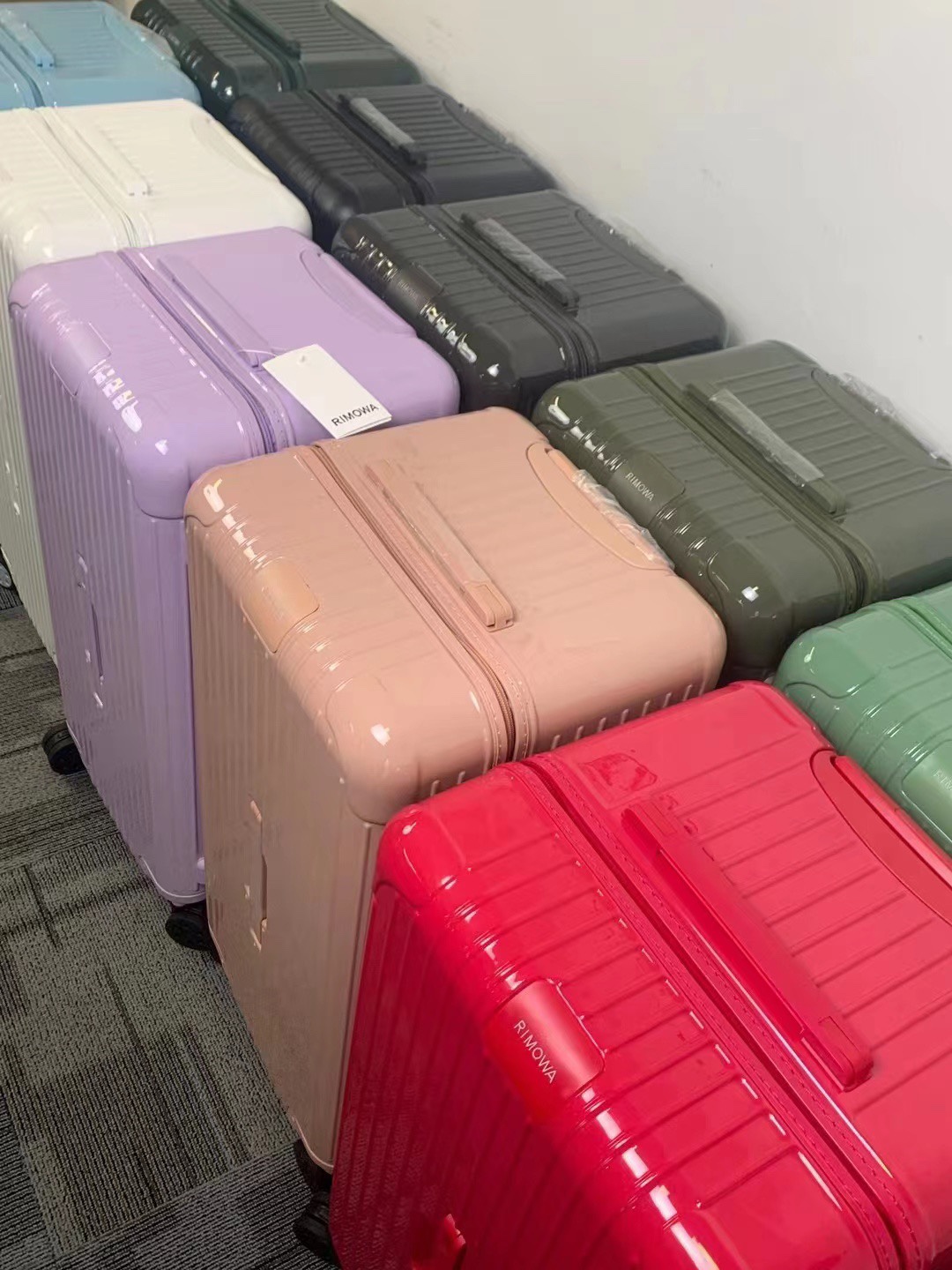 Rimowa Essential Koffers: Betrouwbaar, Stijlvol & Duurzaam - In Diverse Kleuren