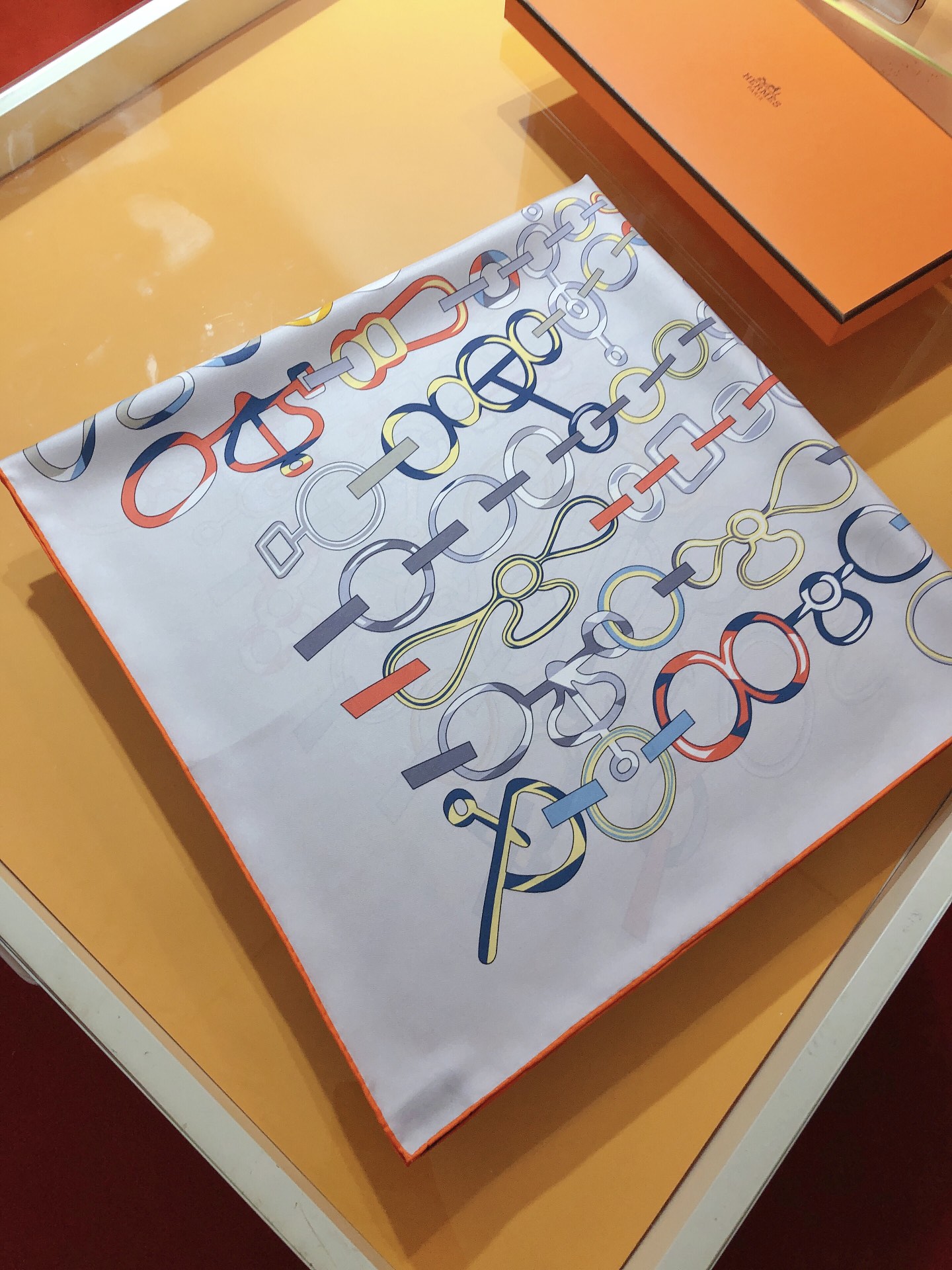 NO:173215,SHMS2359 Hermes [Swivel Rhythm] 90cm silk square scarf, Hermes must-have accessories can be worn in various ways, and they can be matched with any clothing. Whether tied around the neck, or worn as a belt, a hairband and a headscarf, it is pleasing to the eye. The thickness available in all seasons is super practical, smooth and has a good feel, and the fabric is easy to shape, and it is purely hand-curled. [Twill silk square scarf. 90X90cm], high-version scarf, hermes, hermes, real silk19860909SHMS2359爱马仕【旋动音律】90cm真丝方巾,Hermes必备配饰可以多种方式佩戴,与任何服饰皆搭配得宜.无论系绕颈间,或作为腰带、束发带及头巾佩戴,皆赏心悦目.四季可用的厚度 ,超实用 ,手感顺滑好面料易塑形,纯手工卷边.【斜纹真丝方巾.90X90cm】,高版本围巾,hermes,hermes,real silk,scarf