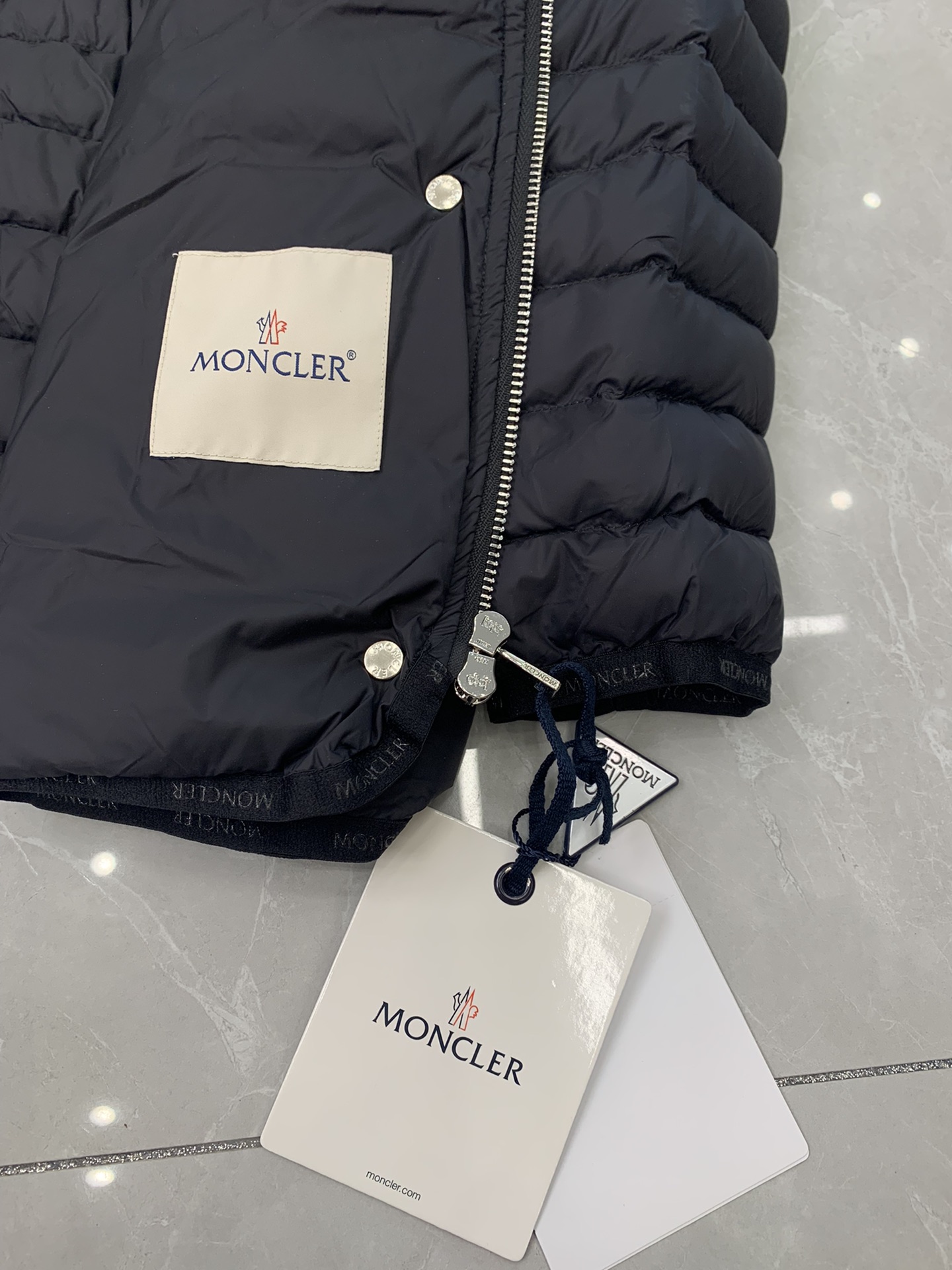 💰390
 0123
Moncler蒙口最新推出OREDON女中长款修身腰带鹅羽绒服。
✨三标齐全，专柜同步
✨90鹅绒填充
✨腰带修身设计，不挑人
米兰品牌Moncler是滑雪服界的标杆品牌，深谙在寒冷天气里保持温暖的秘诀。
如果你想要证据，只需穿上oredon派克夹克。
采用耐用的软壳 面料制成，填充有羽绒，保暖效果极 佳，廓形搭配绗缝和抽绳兒帽，松紧下摆在寒冷的日子里提供额外保护。 
Moncler软壳面料羽绒夹克100%聚酰 胺;填充物90%羽绒，10%羽毛；衬里100%聚酰胺正面采用隐形拉链开合常规版型，抽绳兜帽，长袖，松紧衣袖 下摆，衣袖品牌徽章，正面两个直插口袋搭配按扣，腰部腰带，腰部部分松紧，绗缝图案，品牌标识银色