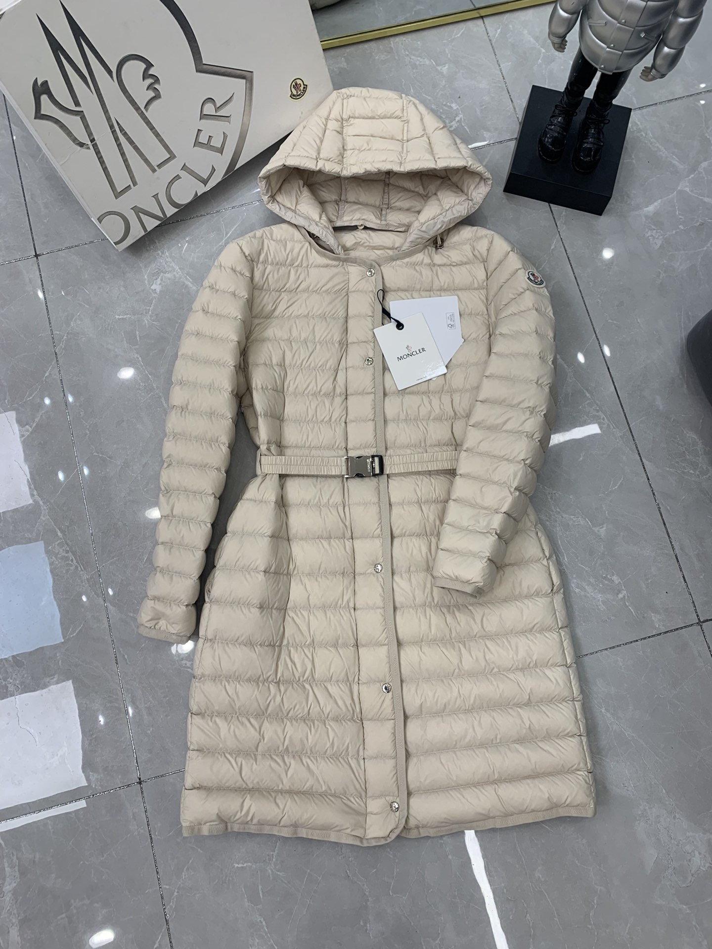 💰420 
Moncler蒙口最新推出OREDONNE女中长款修身腰带鹅羽绒服。
✨三标齐全，专柜同步
✨90鹅绒填充
✨腰带修身设计，不挑人
米兰品牌Moncler是滑雪服界的标杆品牌，深谙在寒冷天气里保持温暖的秘诀。
如果你想要证据，只需穿上oredon派克夹克。
采用耐用的软壳 面料制成，填充有羽绒，保暖效果极 佳，廓形搭配绗缝和抽绳兒帽，松紧下摆在寒冷的日子里提供额外保护。 
Moncler软壳面料羽绒夹克100%聚酰 胺;填充物90%羽绒，10%羽毛；衬里100%聚酰胺正面采用隐形拉链开合常规版型，抽绳兜帽，长袖，松紧衣袖 下摆，衣袖品牌徽章，正面两个直插口袋搭配按扣，腰部腰带，腰部部分松紧，绗缝图案，品牌标识银色