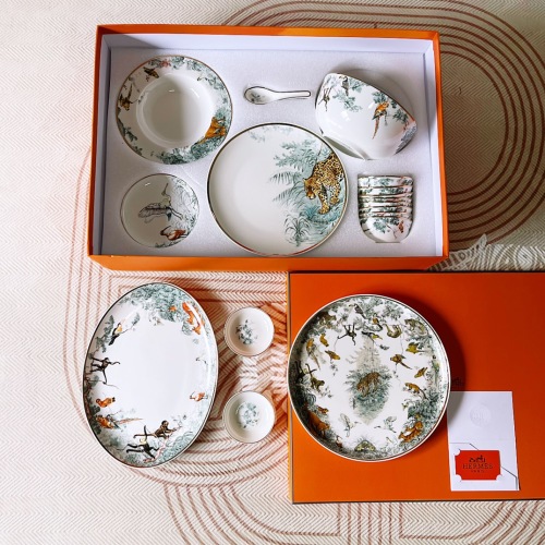 Hermès Jungle Dinnerware Set, Porcelain Dishes for 8, Luxury Table Setting 1 Hermès Jungle Dinnerware Set, Porcelain Dishes for 8, Luxury Table Setting