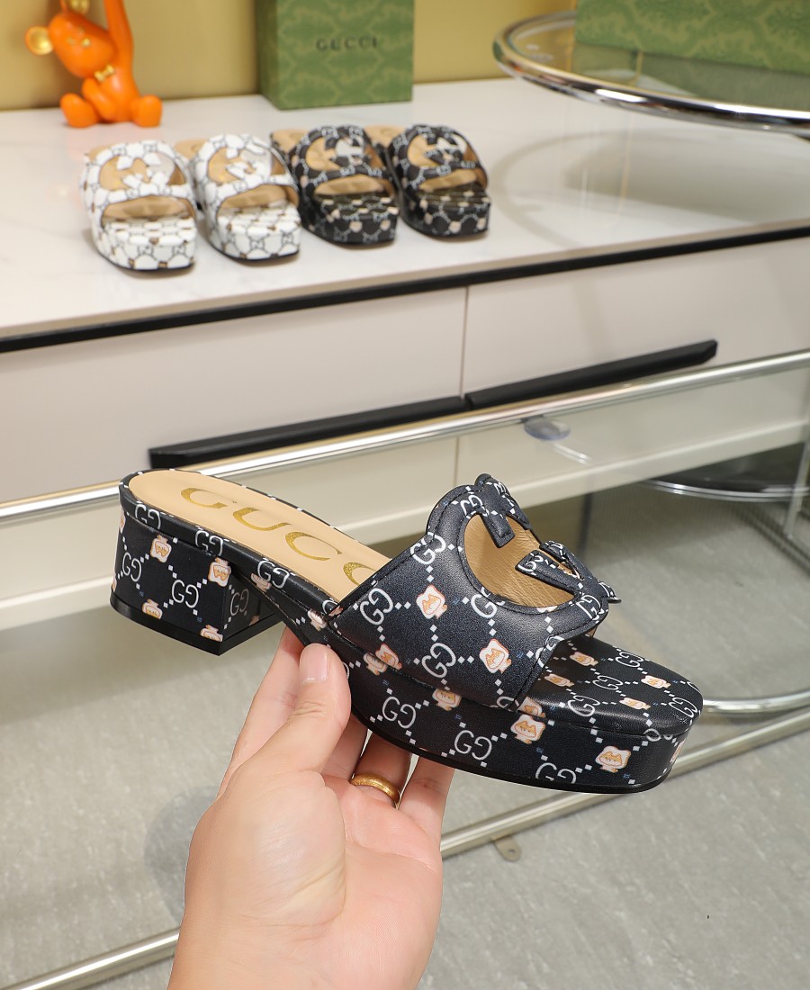 NO:238298,Rubber sole rice, genuine leather sole rice, the latest hit Nian Guqi is on the market. The original counter shoe mold is carefully crafted, the most popular luxury product of big-name stars, high quality to create classics, and a very comfortable test foot. Material: Fabric top layer calfskin/Yangjing. The inner layer of sheepskin. Size 35-44. Heel height 5CM, high heels, slippers, cowhide, sheepskin, sheep19860909橡胶底米 真皮底米 年古奇最新爆款火爆上市.专柜原版鞋开模精心制作,大牌明星最爱的奢侈品,高品质铸就经典,试脚非常舒适的一款厚底拖鞋. 材质 面料头层小牛皮/羊京. 里料内里头层羊皮. 码数35-44码. 跟高5CM,高跟鞋拖鞋,high heels,slippers,cowhide,sheepskin,sheep,Women's Shoes