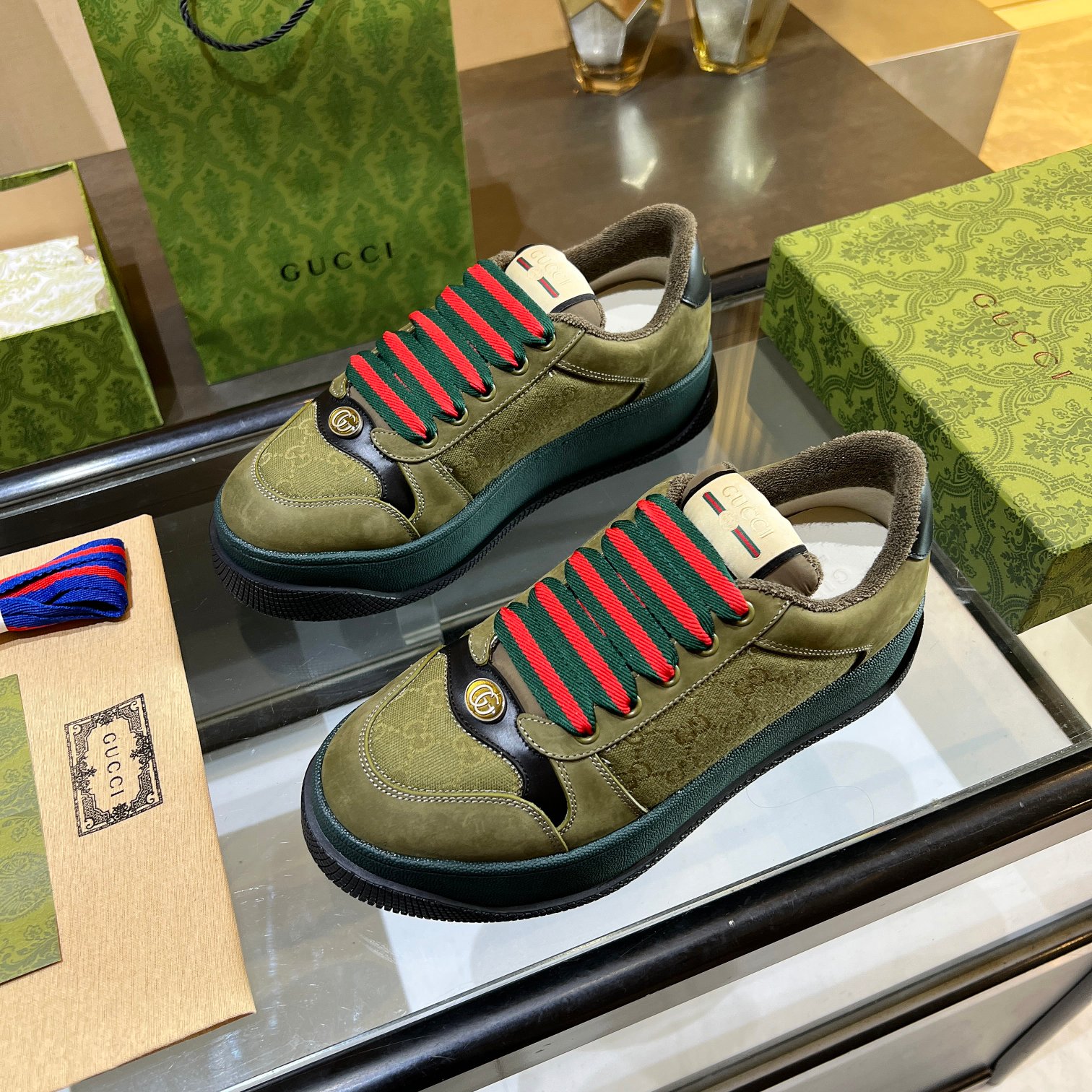 GGスポーツシューズ - 高品質な紫色レザーのディテール