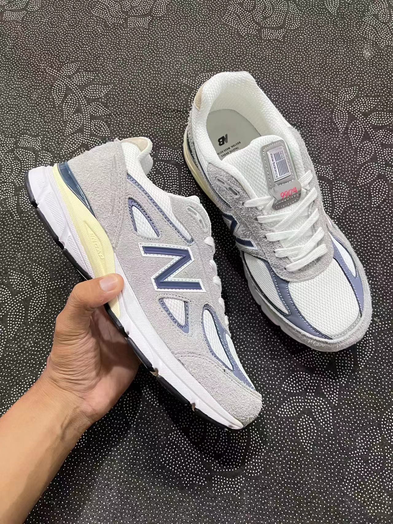 330💰
New Balance NB 990 V4 耐磨透气 低 跑步鞋灰蓝配色 精灵蓝🔥
size：36-45 韩国专柜订单 
V4设计上依旧承袭复古外观，鞋面采用短绒水泥灰配合海军蓝点缀设计，多种材质的使用增添层次感！
全码  现货秒发 细节自观 原厂麂皮质感绝非假货能比拟 ！
支持得物/识货App鉴定 
支持90天无理由售后 含质保 ！