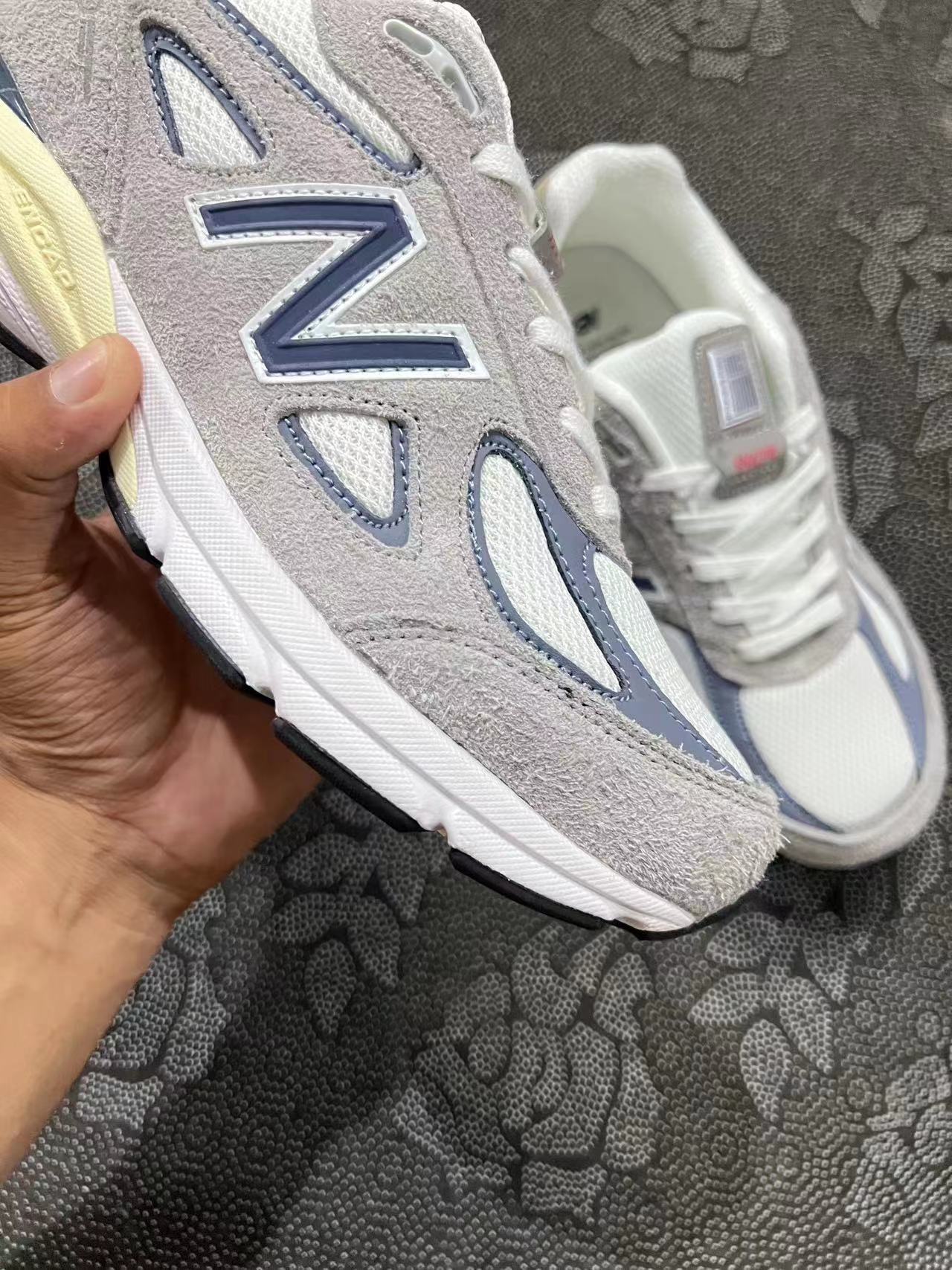 330💰
New Balance NB 990 V4 耐磨透气 低 跑步鞋灰蓝配色 精灵蓝🔥
size：36-45 韩国专柜订单 
V4设计上依旧承袭复古外观，鞋面采用短绒水泥灰配合海军蓝点缀设计，多种材质的使用增添层次感！
全码  现货秒发 细节自观 原厂麂皮质感绝非假货能比拟 ！
支持得物/识货App鉴定 
支持90天无理由售后 含质保 ！