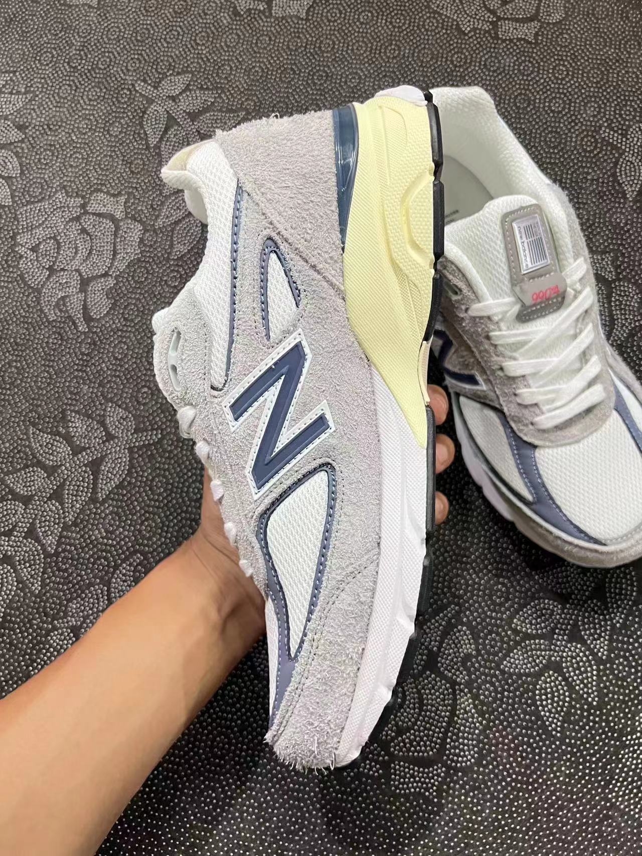 330💰
New Balance NB 990 V4 耐磨透气 低 跑步鞋灰蓝配色 精灵蓝🔥
size：36-45 韩国专柜订单 
V4设计上依旧承袭复古外观，鞋面采用短绒水泥灰配合海军蓝点缀设计，多种材质的使用增添层次感！
全码  现货秒发 细节自观 原厂麂皮质感绝非假货能比拟 ！
支持得物/识货App鉴定 
支持90天无理由售后 含质保 ！