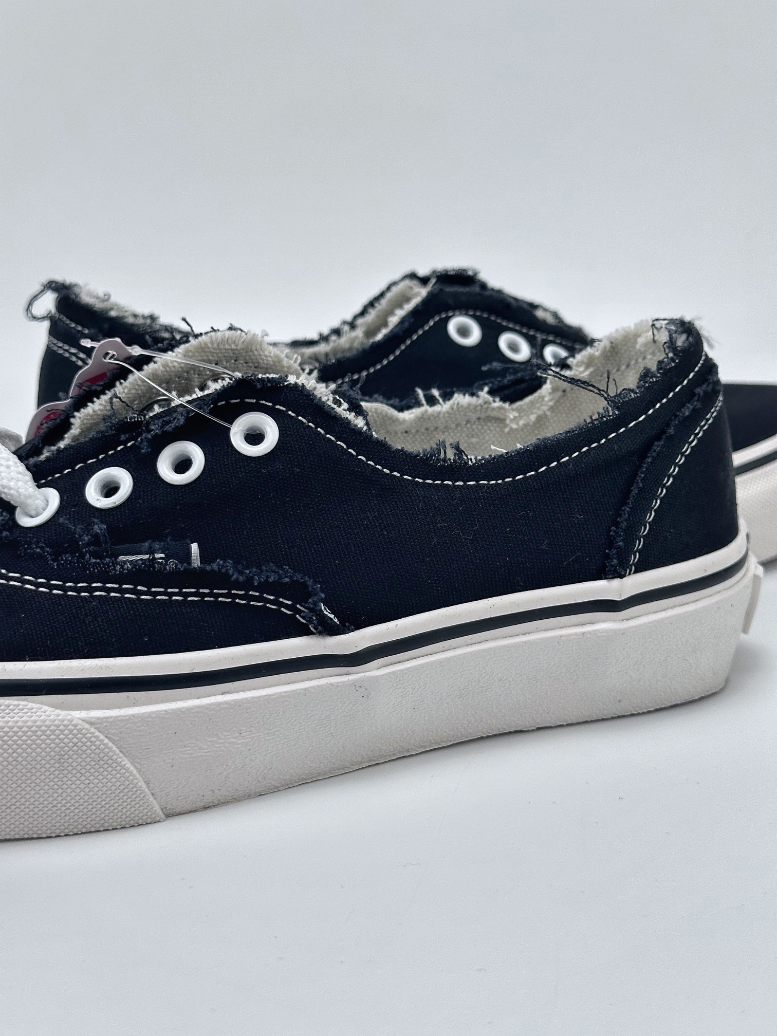 Original box Vans INVINCIBLE x Vans AUT No refunds after tearing or cutting VN000CB8BMW